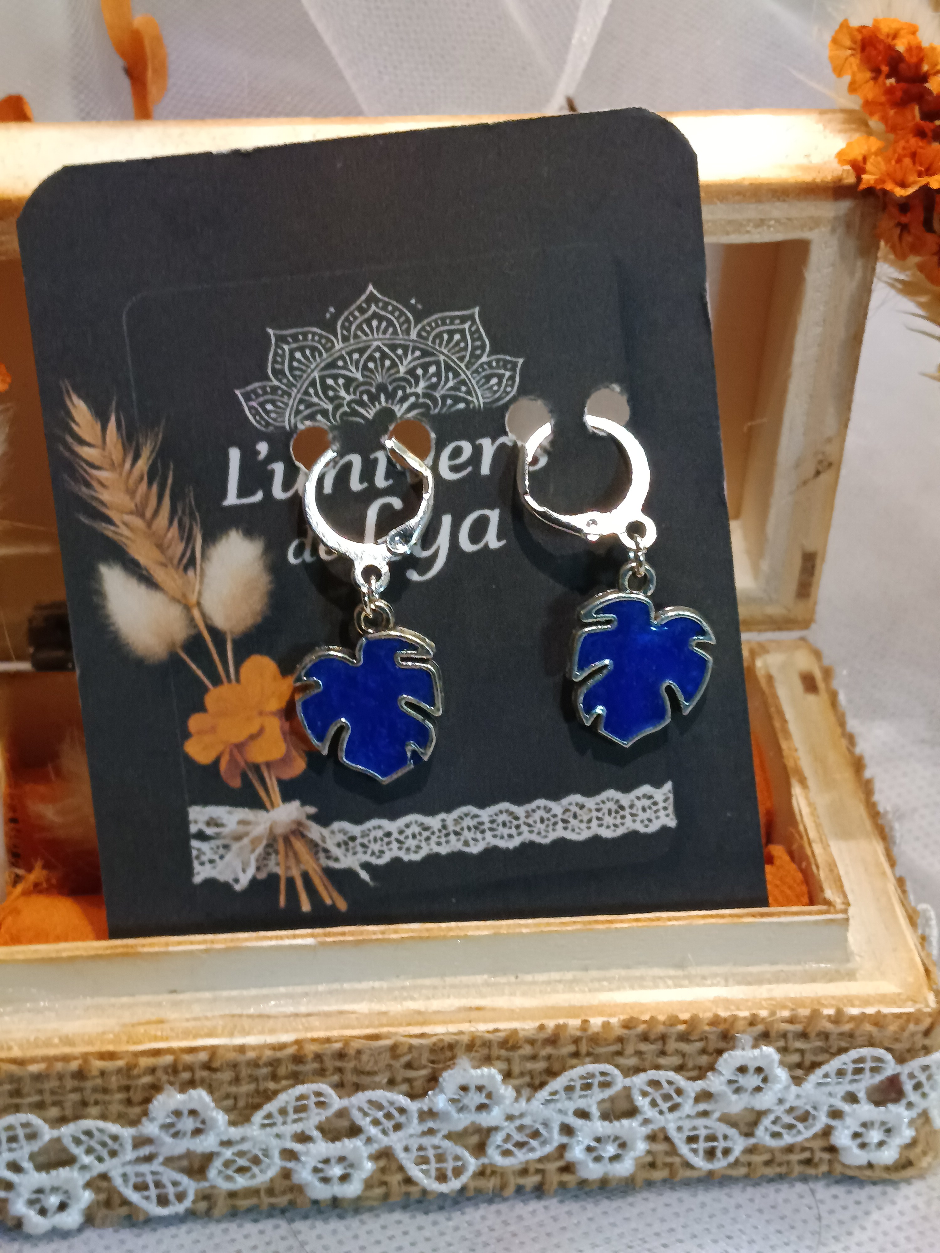Boucles d’oreilles feuille bleue pendantes – Bijou fantaisie en métal argenté