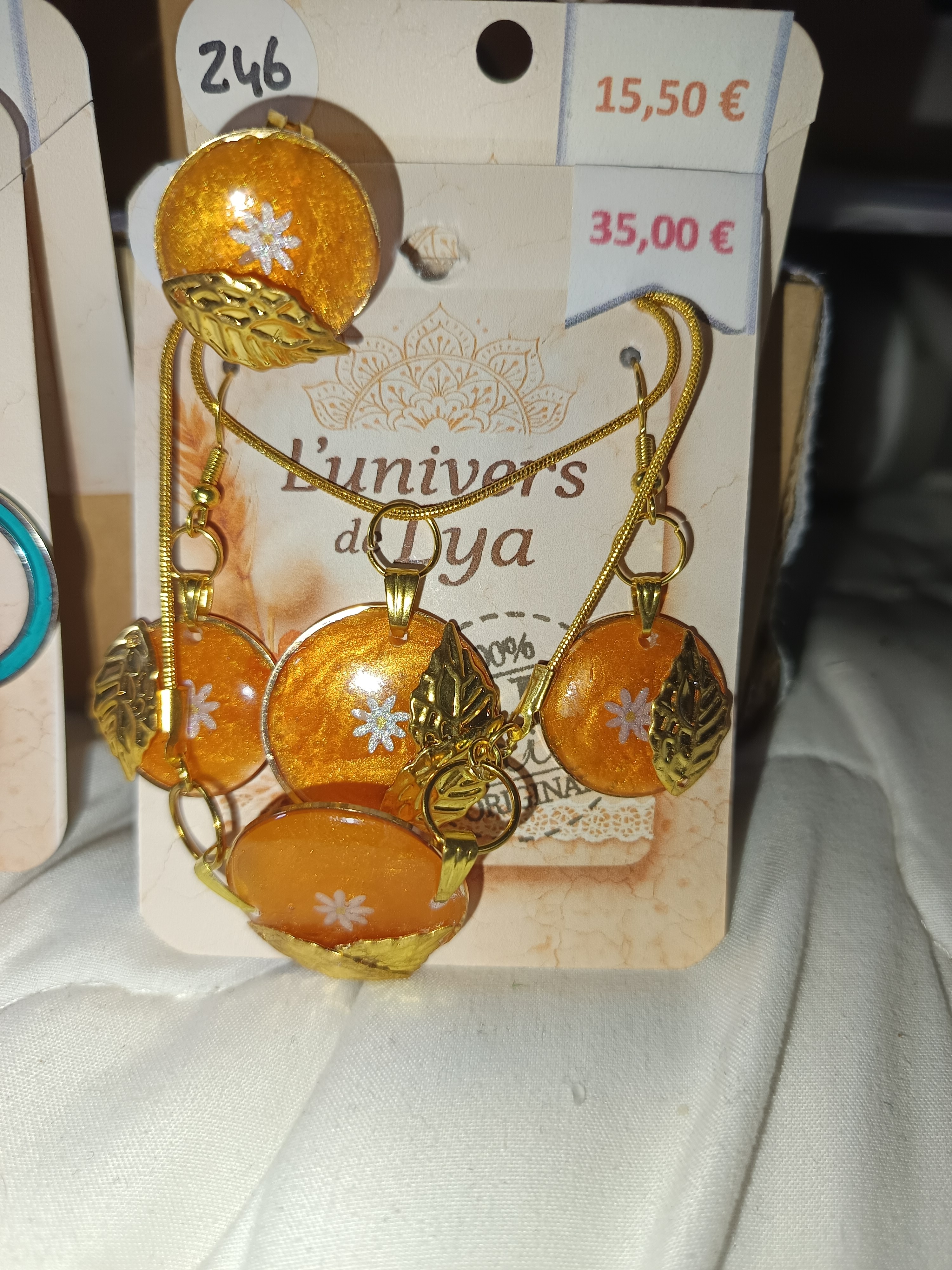 Parure collier,  bouclesd'oreilles, bracelet et bague orange doré avec fleur blanche – Bijou lumineux fait main