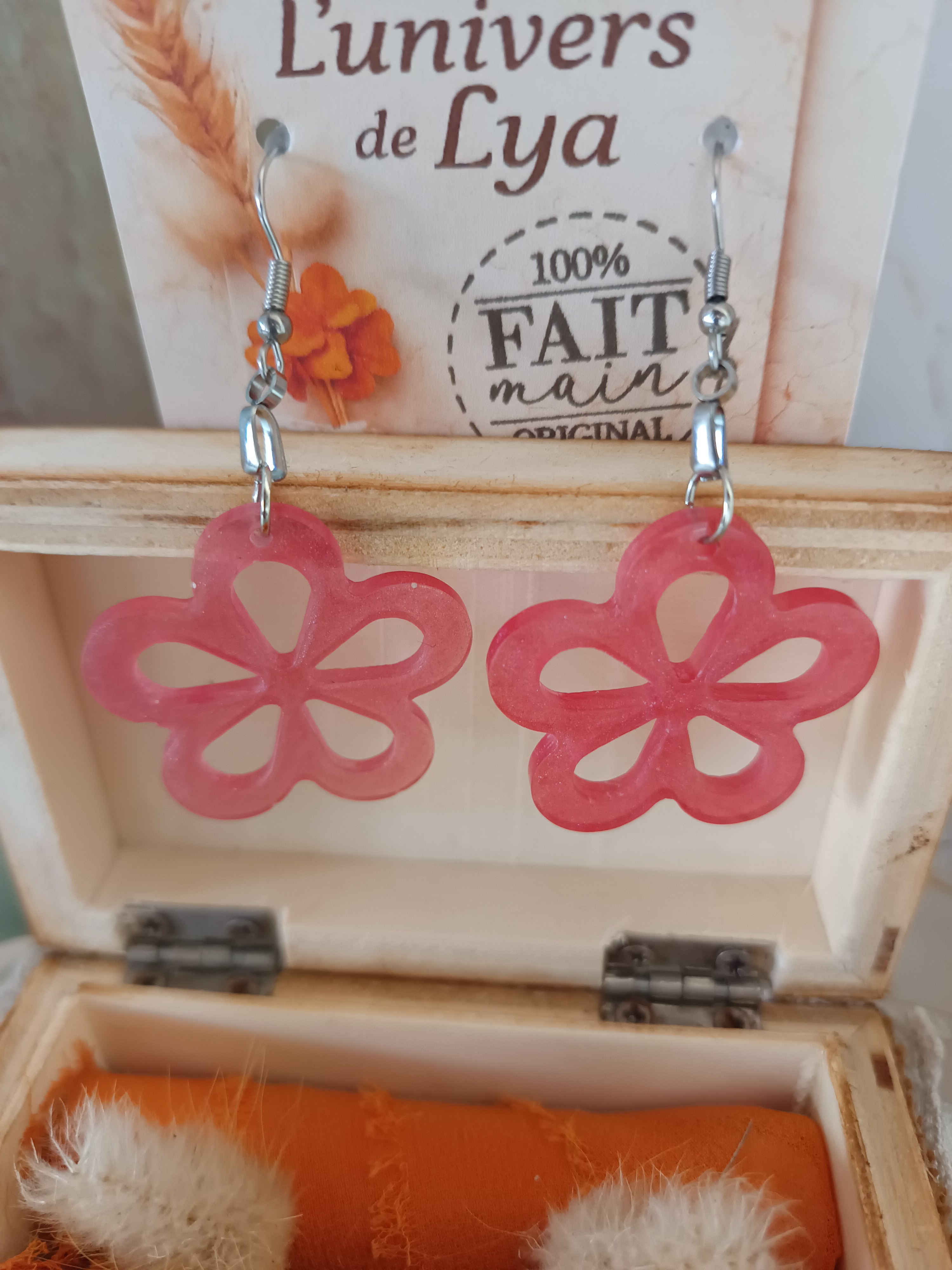 Boucles d’oreilles fleurs roses – Bijoux bohèmes faits main en résine