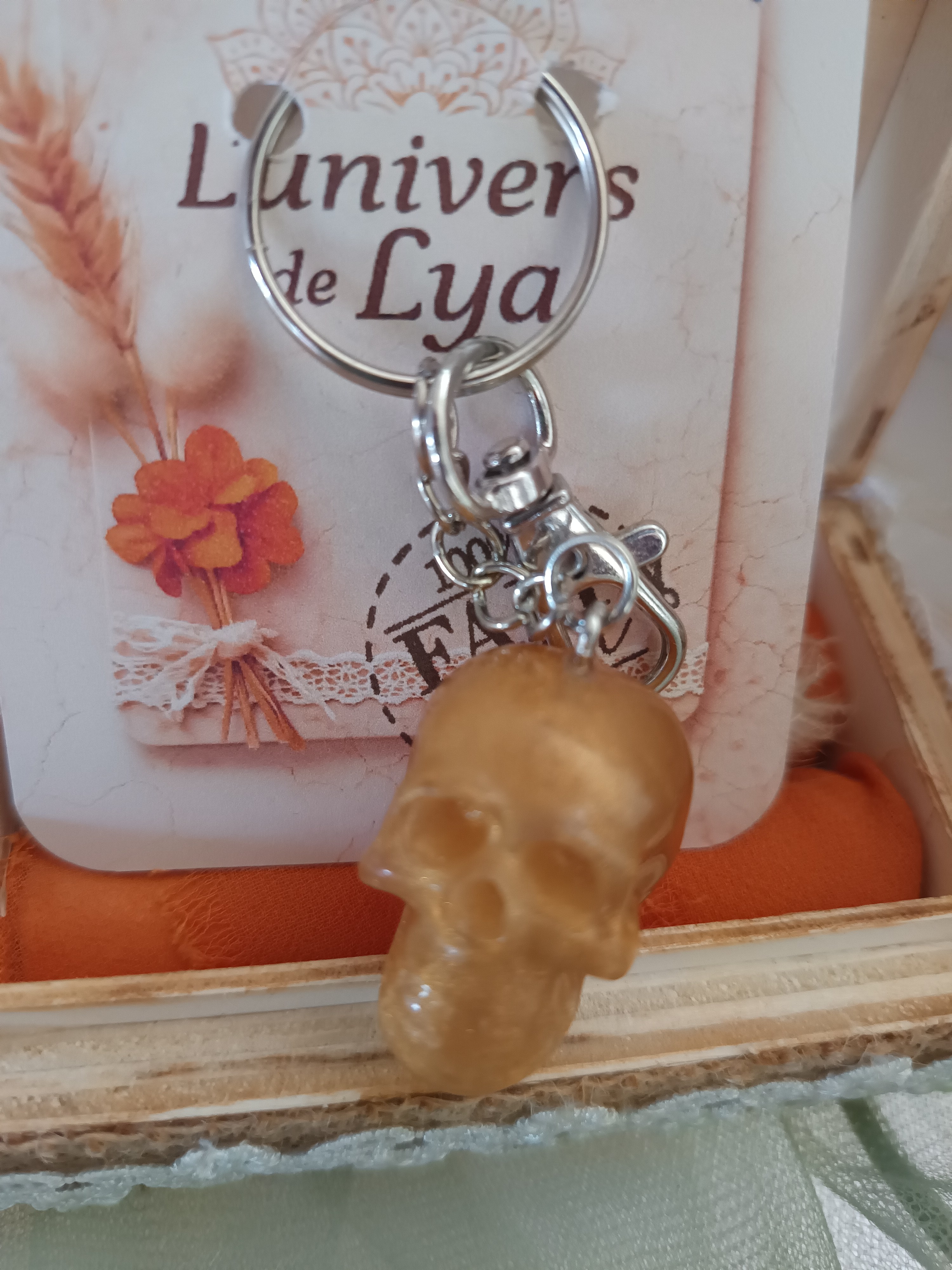 Porte-clés crâne doré ambré en résine – Accessoire fait main lumineux