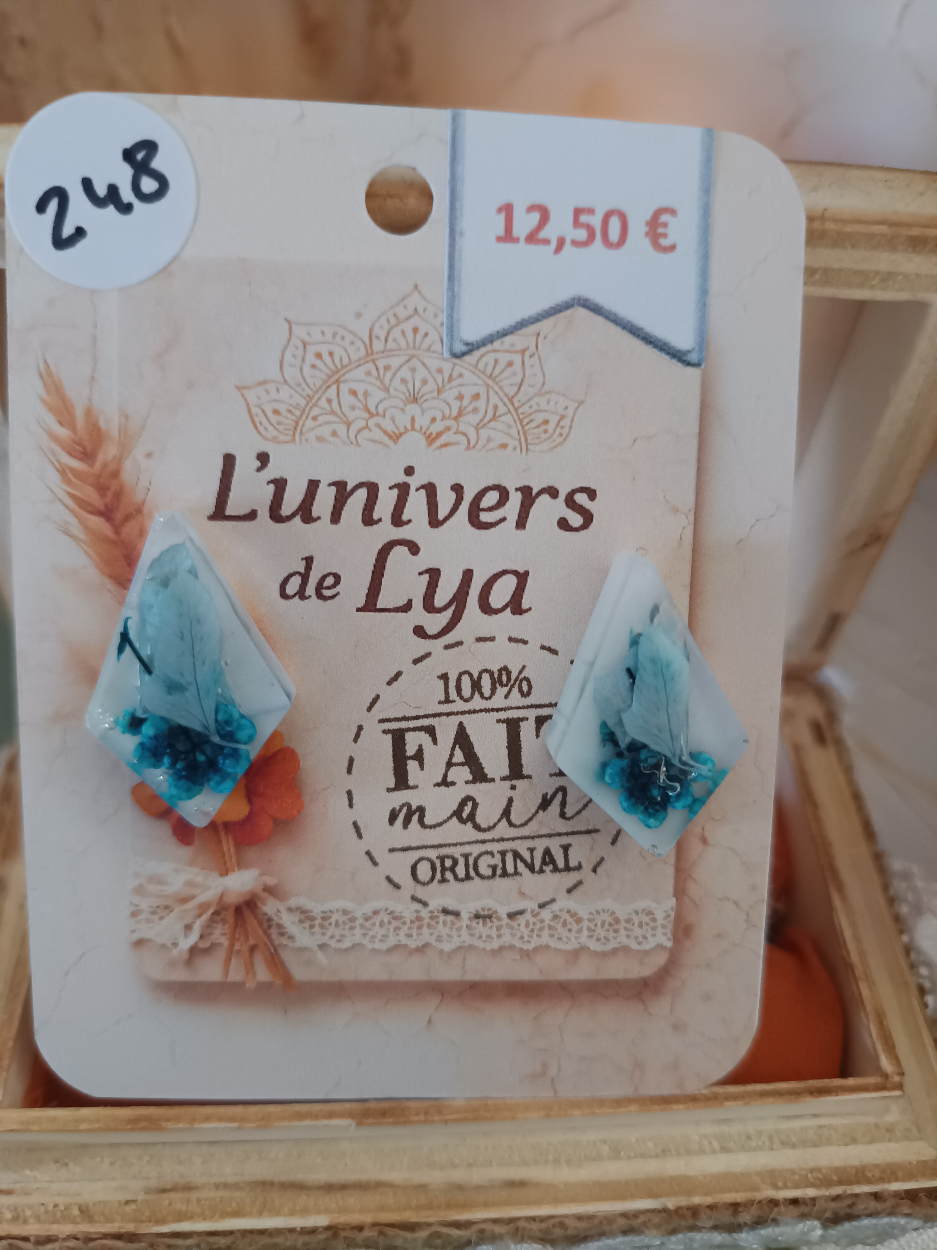 Boucles d’oreilles bleues en résine – Fleurs séchées & création artisanale