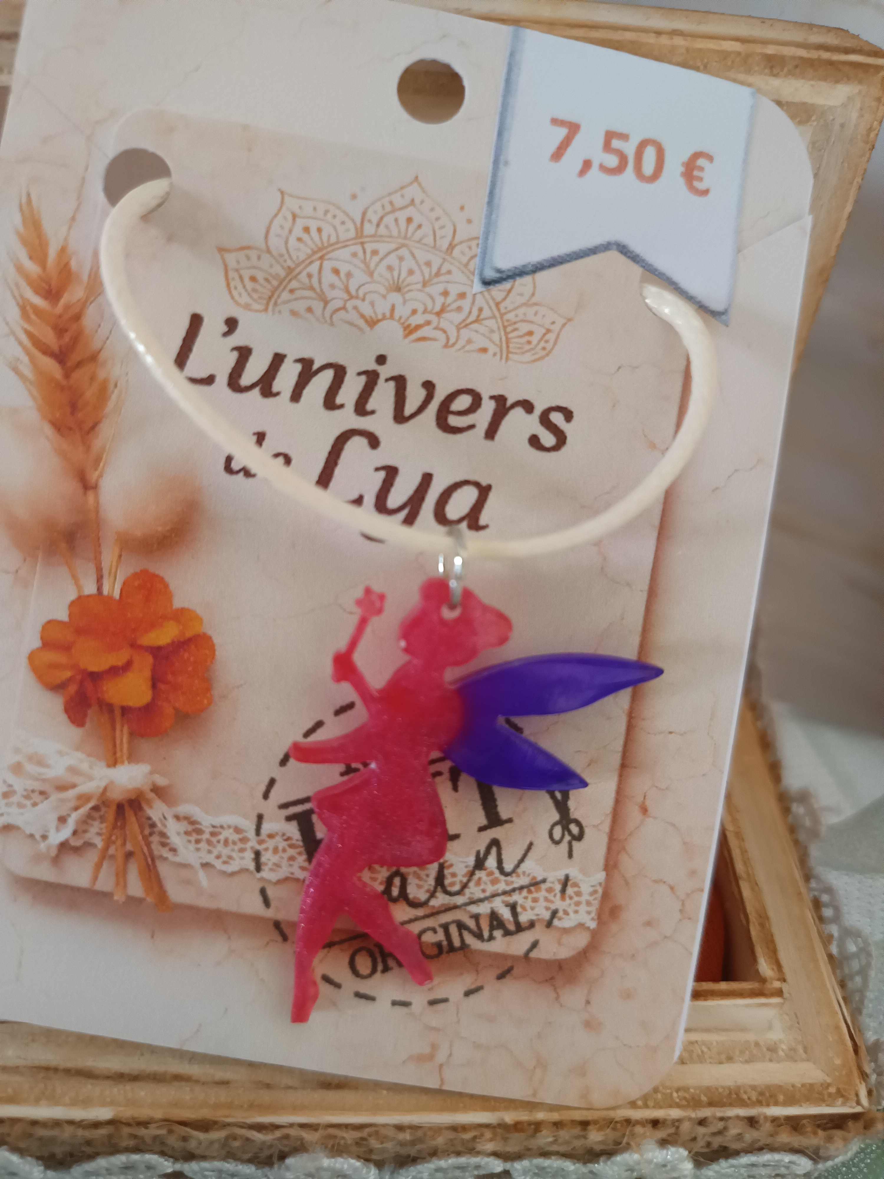 Collier fée fait main – Bijou féérique en résine rose et bleue – L’univers de Lya