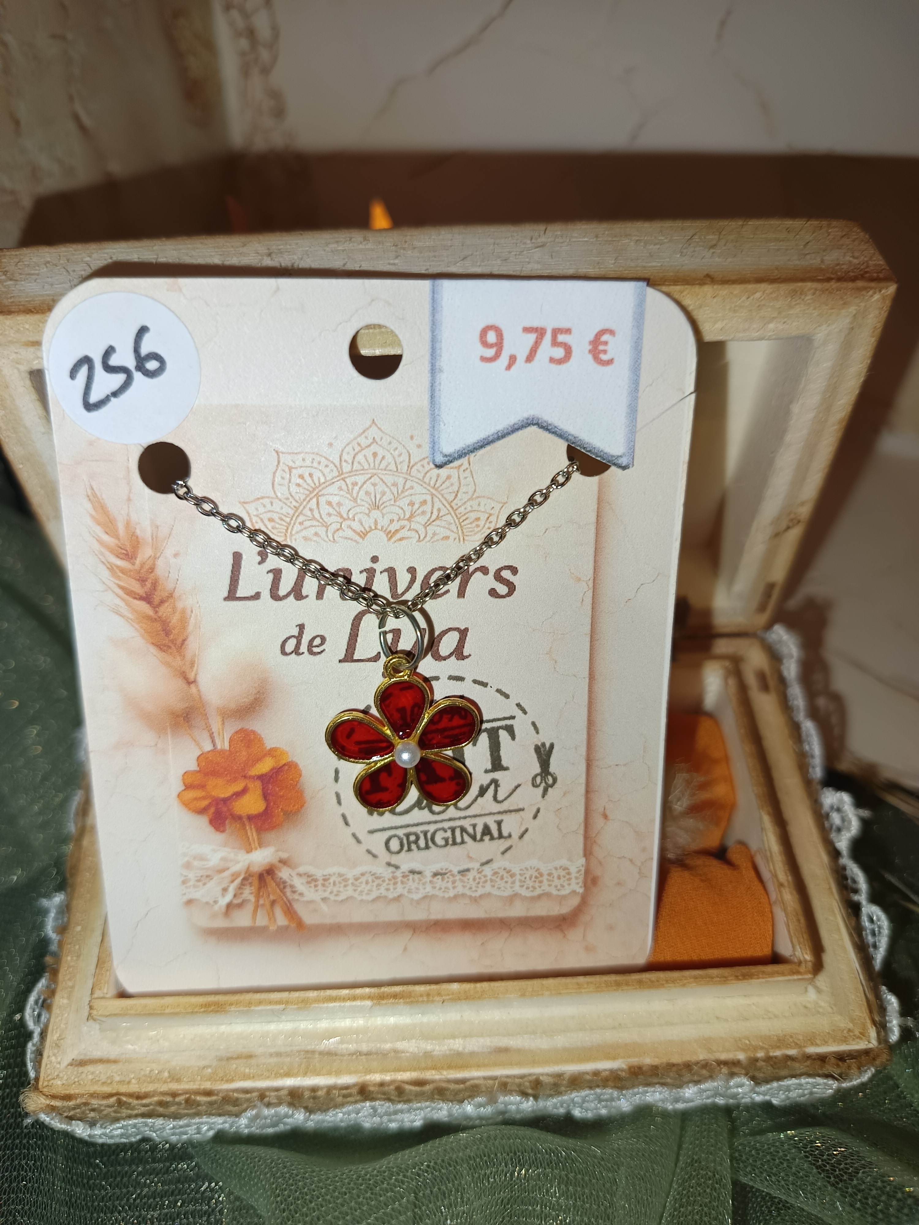 Collier fleur rouge fait main – Bijou artisanal femme en résine florale rouge – Création originale L’univers de Lya