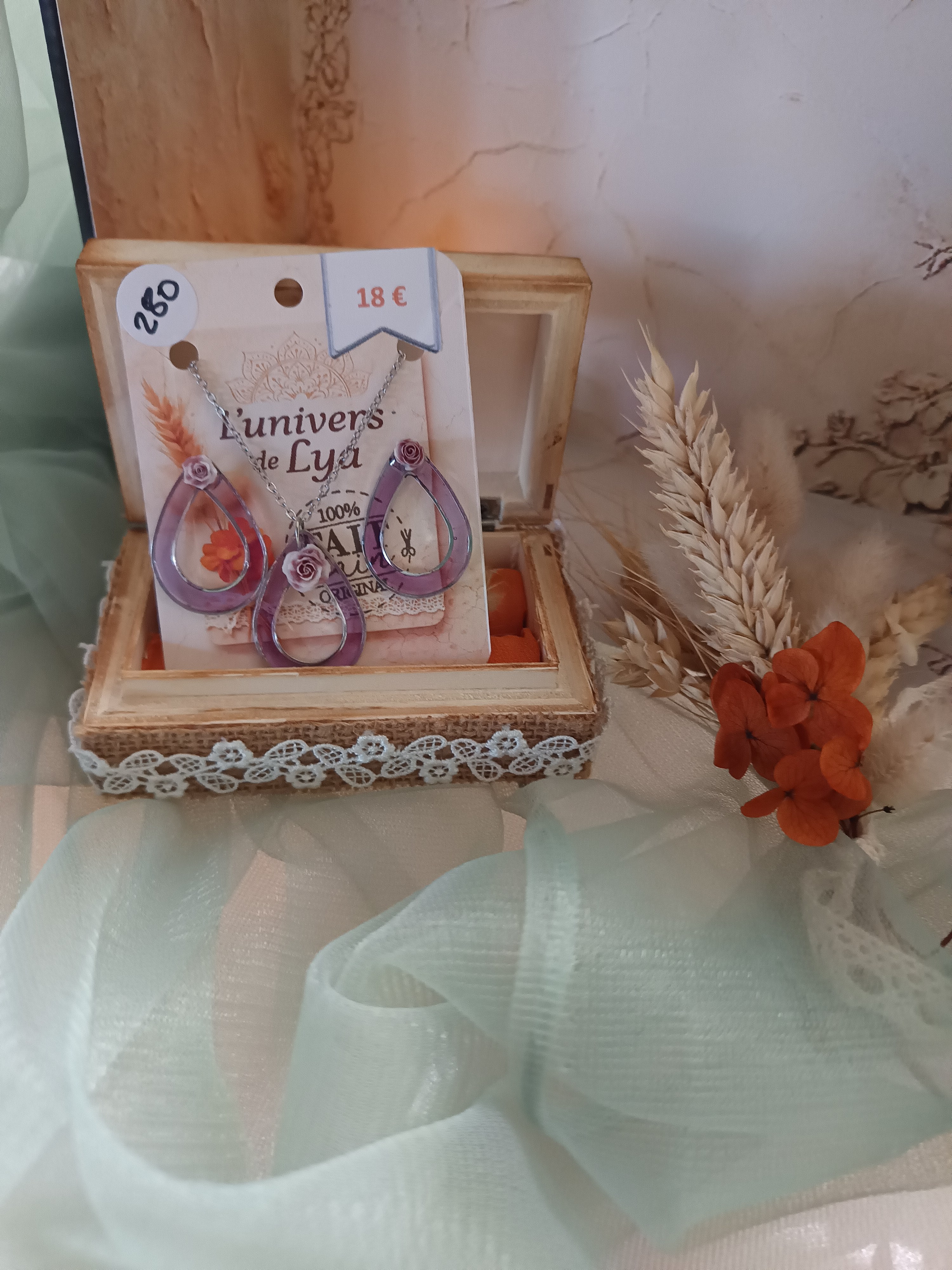 Parure artisanale violette avec roses – Collier et boucles bohèmes faits main