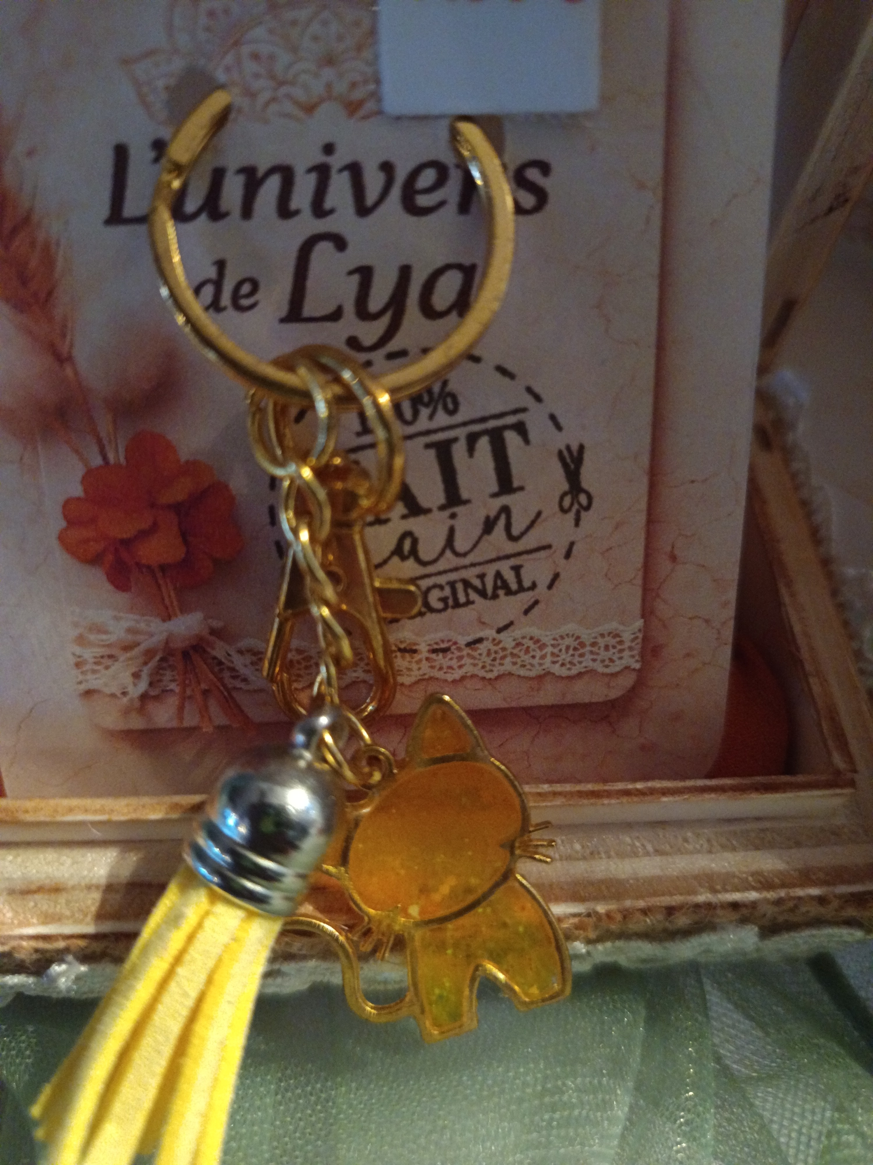 Porte-clés chat doré pailleté fait main – Accessoire artisanal mignon et original