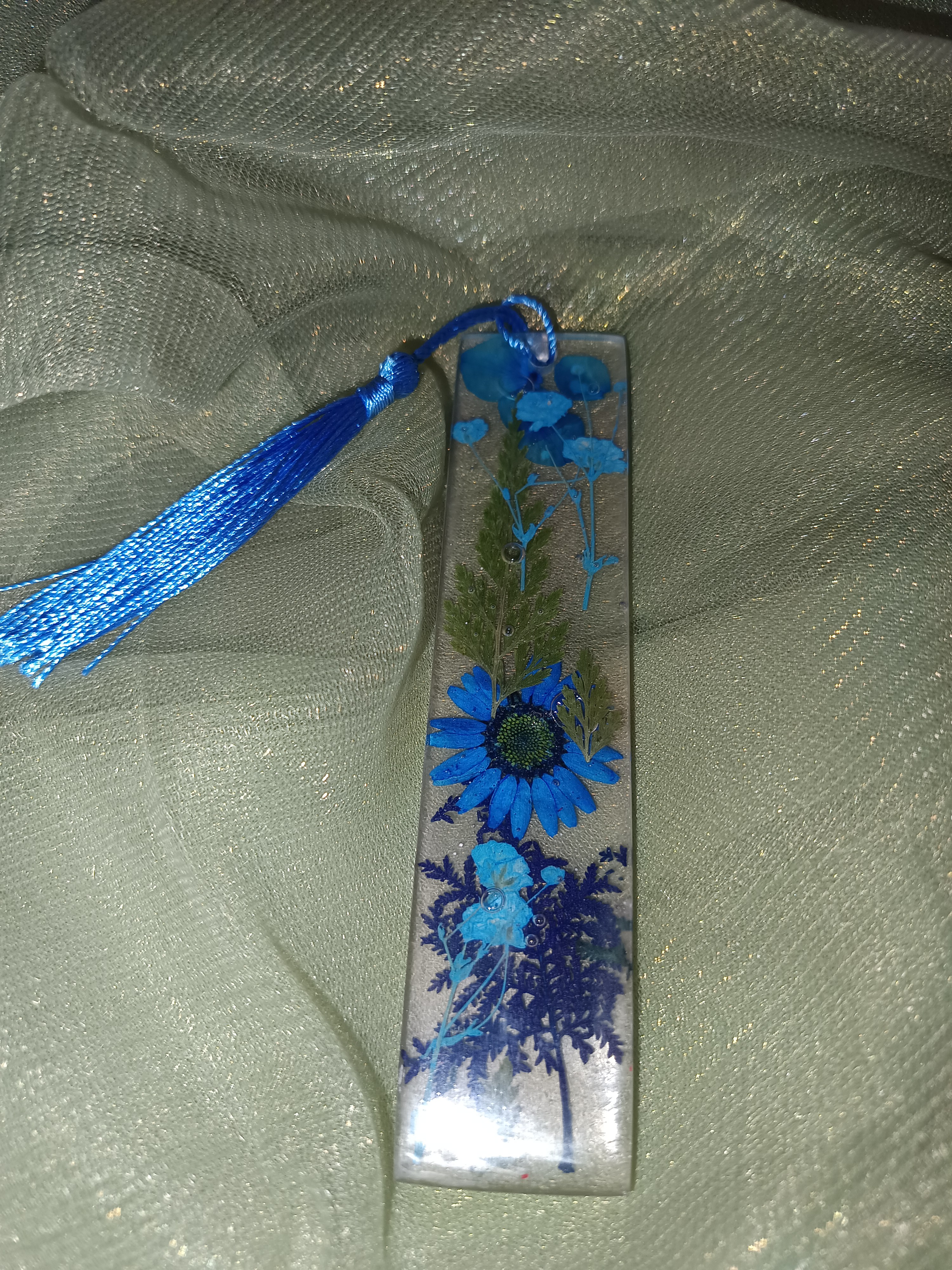Marque-page en résine fleurs séchées bleues – création artisanale
