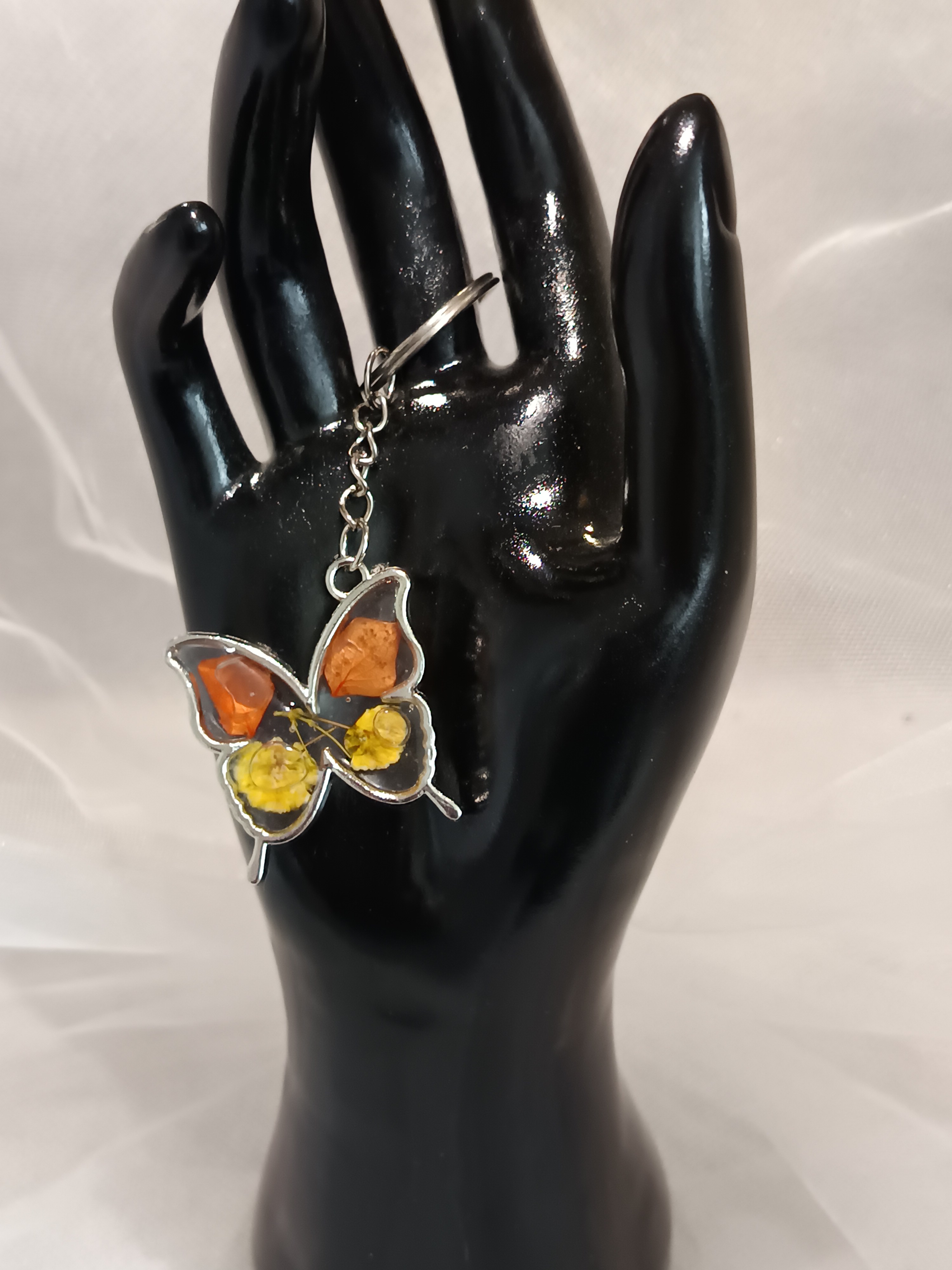 Porte-clés papillon en résine avec fleurs naturelles – Bijou délicat et poétique