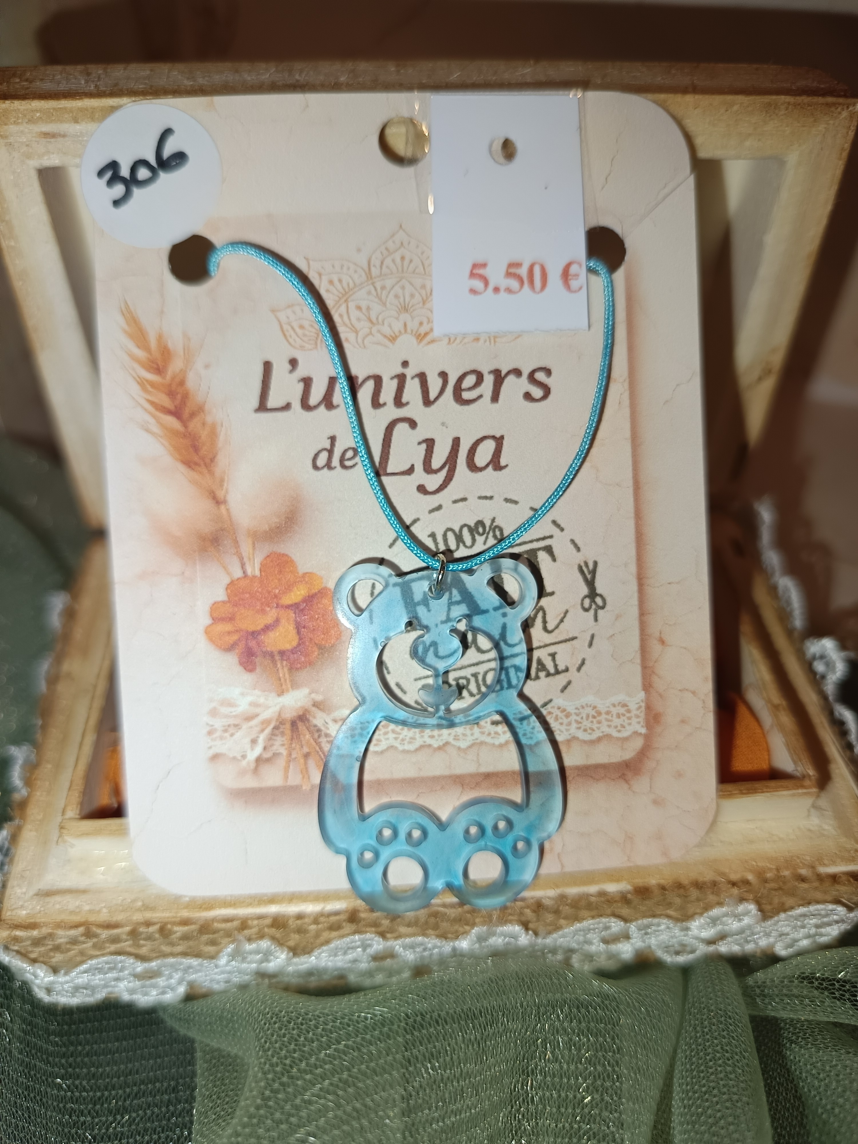 Collier ourson bleu fait main – Bijou enfant ou fantaisie en résine – L’univers de Lya
