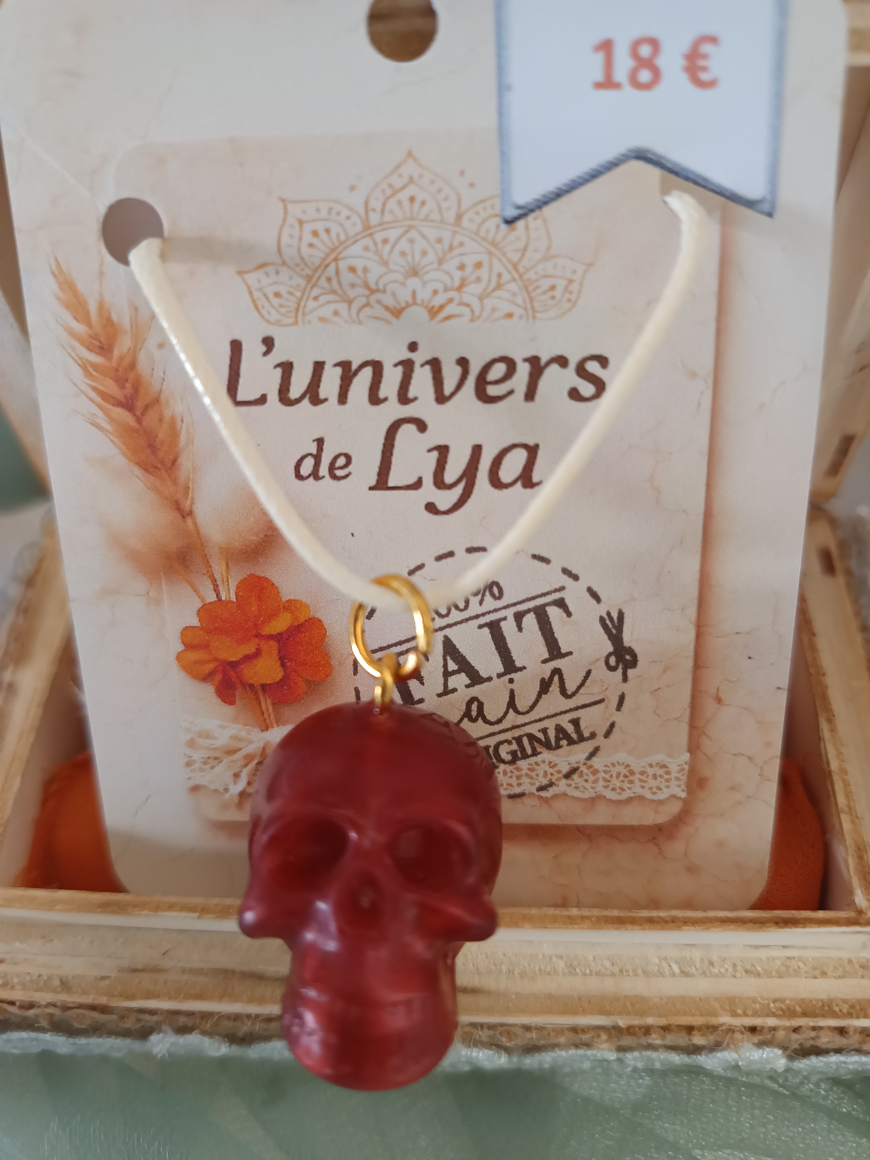 Collier têteCollier crâne brun nacré artisanal – Bijou original fait main de mort