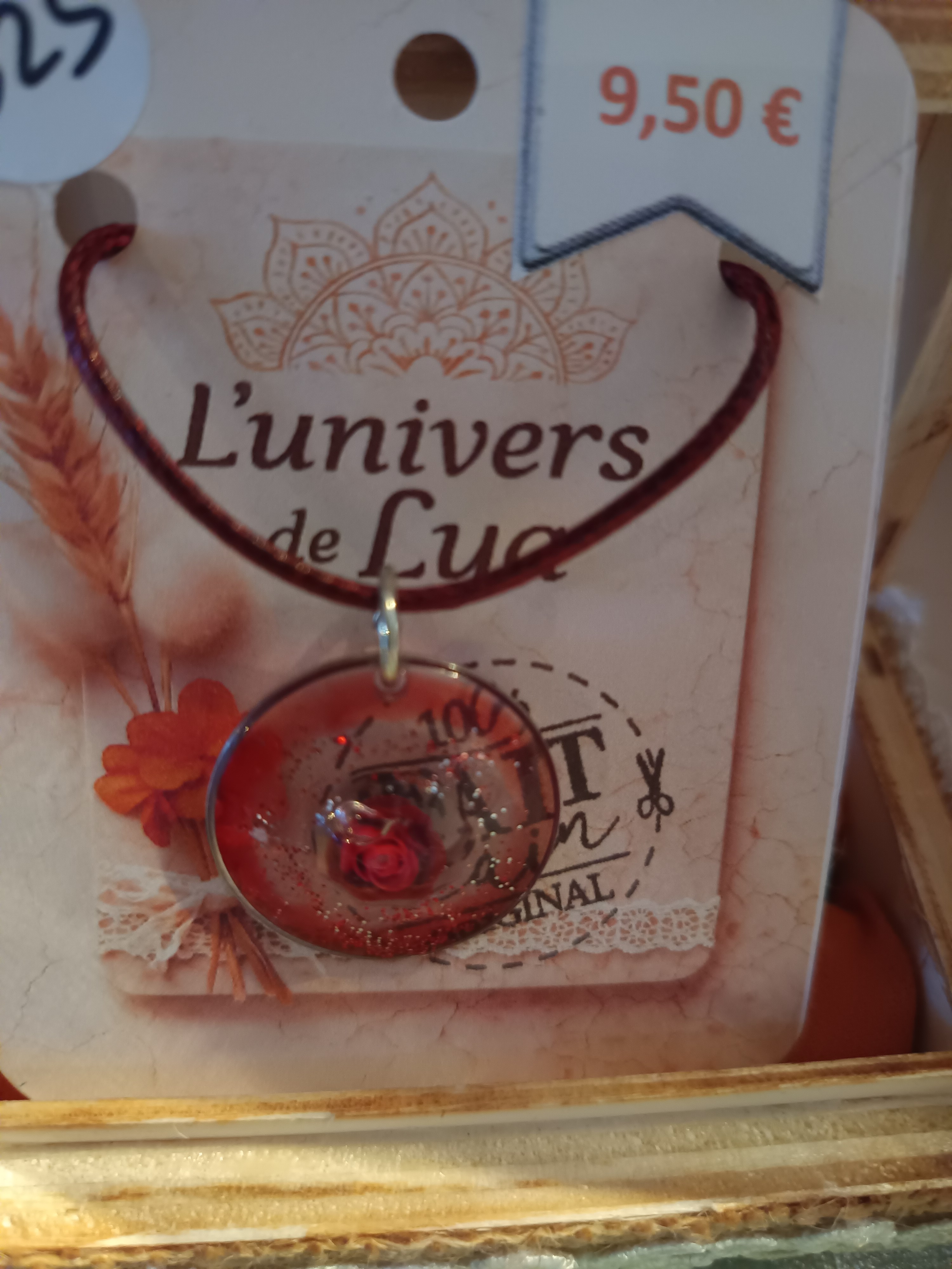 Collier pendentif rond sur cordon coloré – Bijou fantaisie fleuri et porte-bonheur