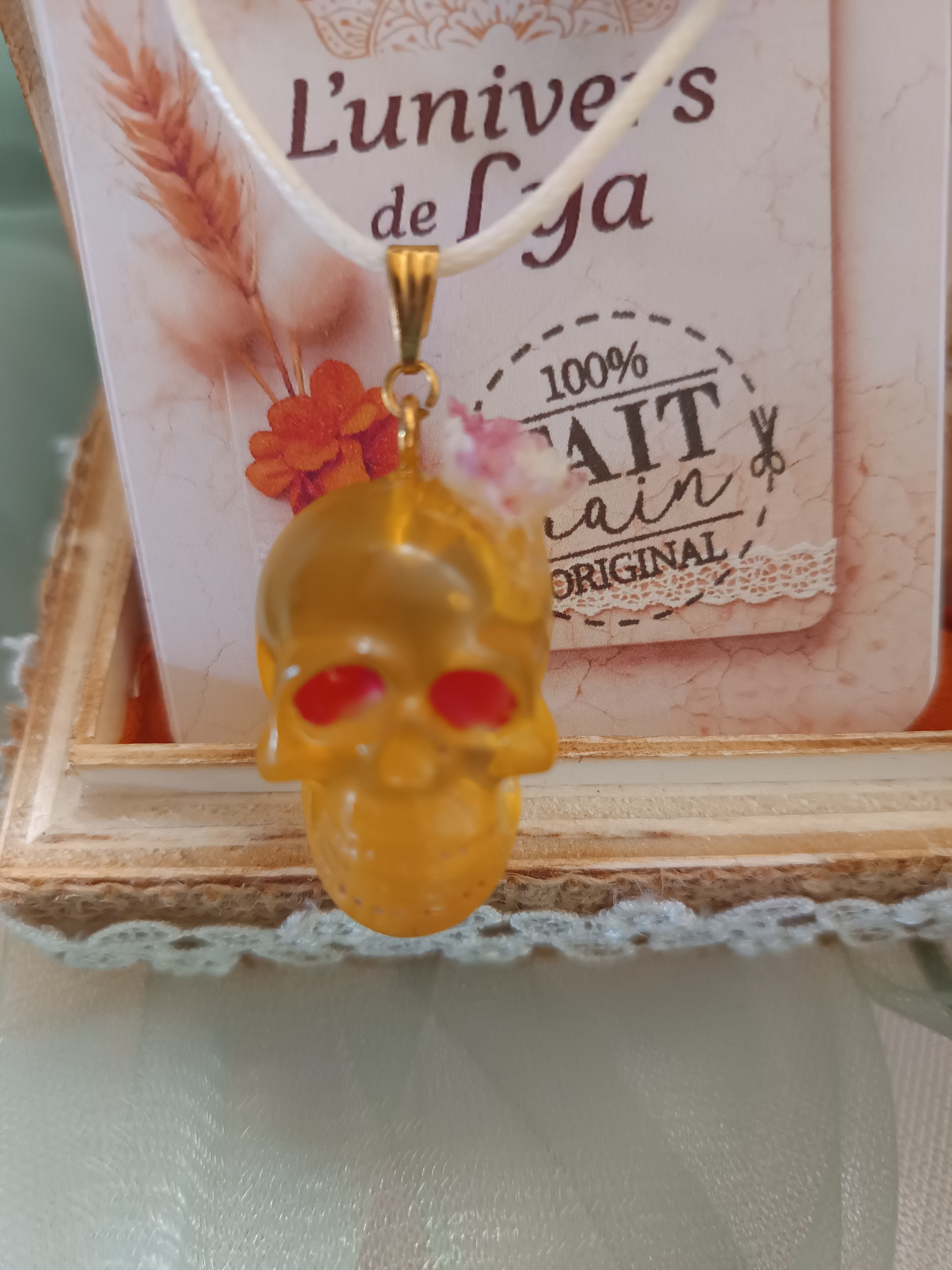Collier crâne jaune translucide aux yeux rouges – Bijou artisanal original