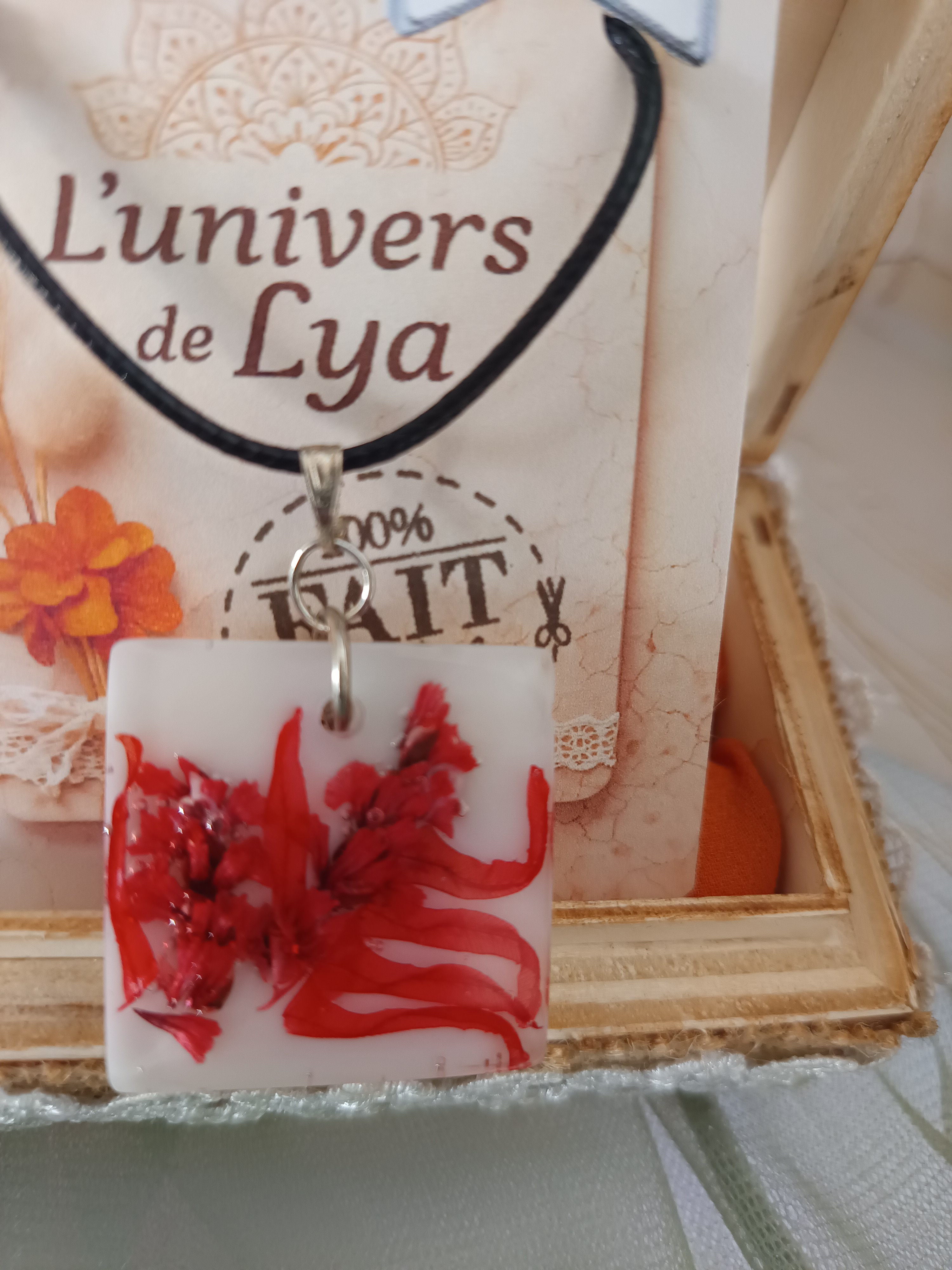 Collier artisanal en résine avec fleurs rouges séchées – Pendentif carré bohème fait main