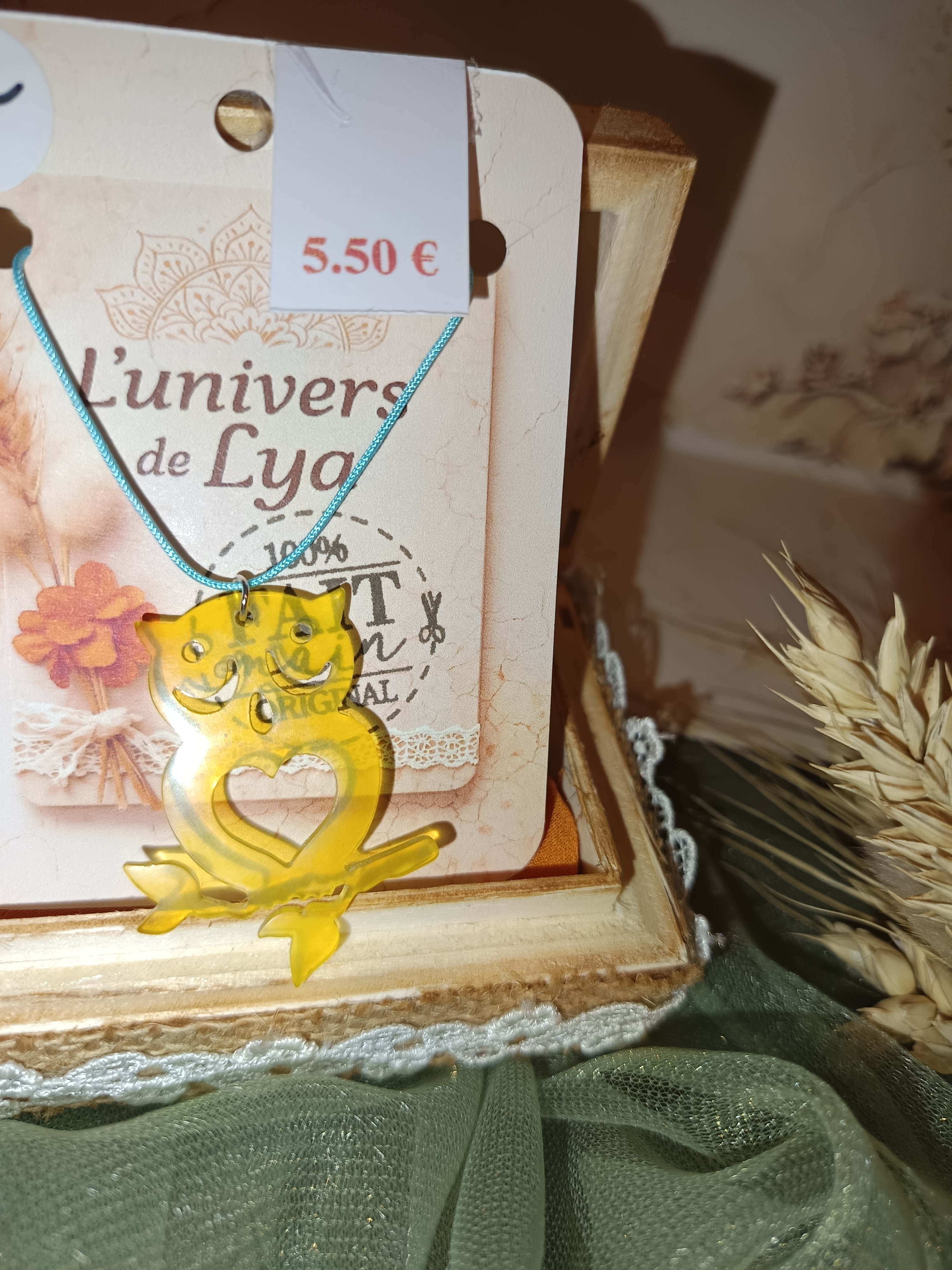Collier hibou jaune fait main – Bijou artisanal cœur en résine – L’univers de Lya