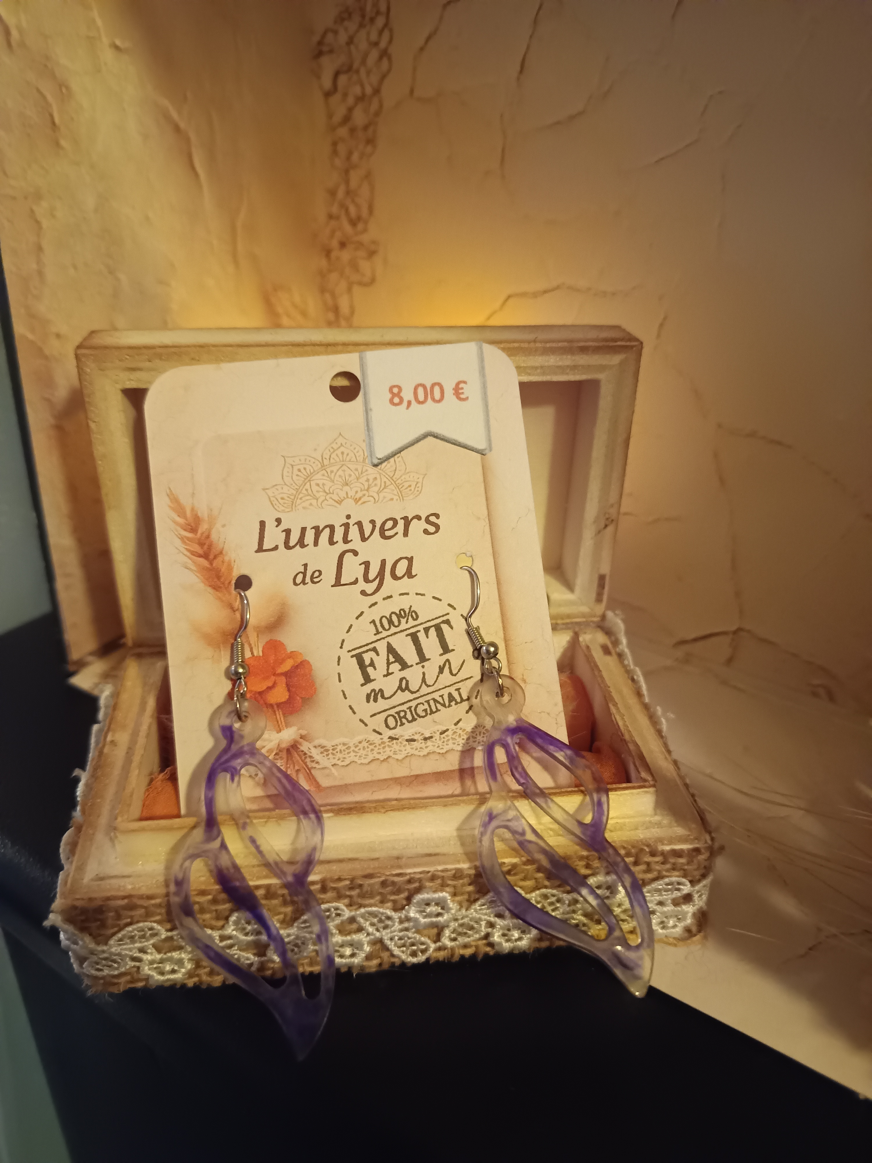 Boucles d’oreilles violettes fait main – Bijoux artisanaux abstraits en résine