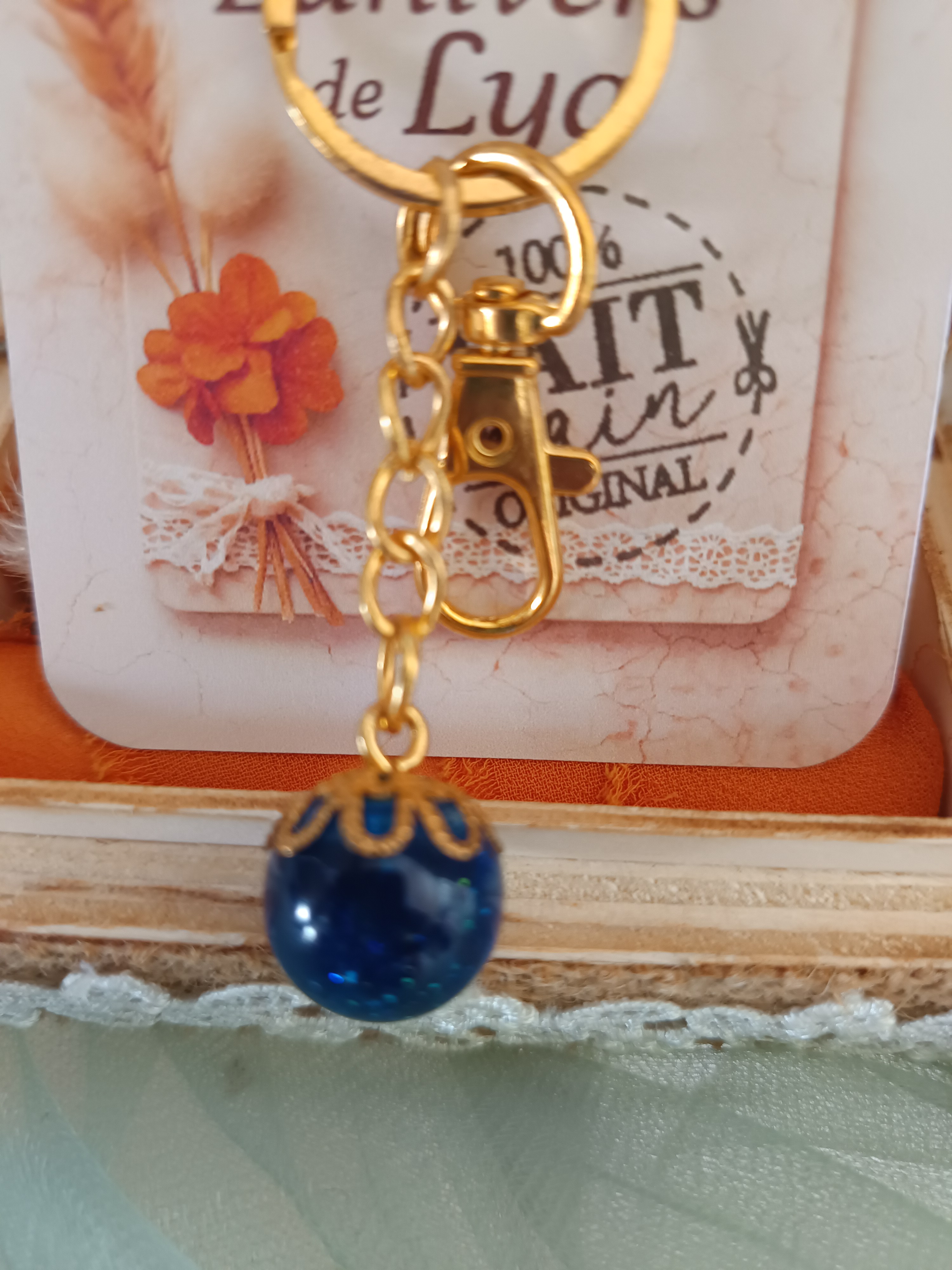Porte-clés boule bleue pailletée fait main – Accessoire artisanal élégant