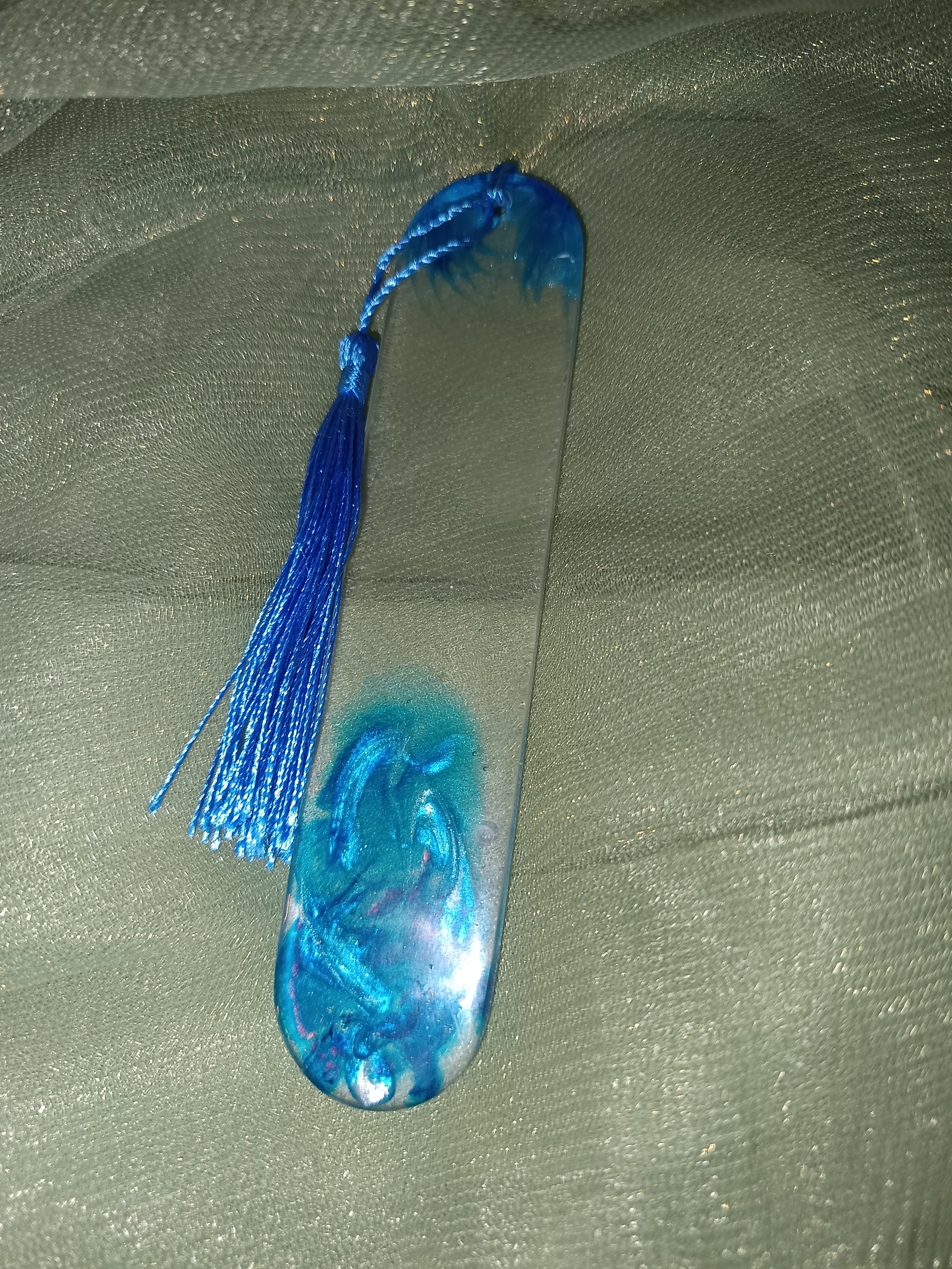 Marque-page artisanal en résine effet marbré bleu