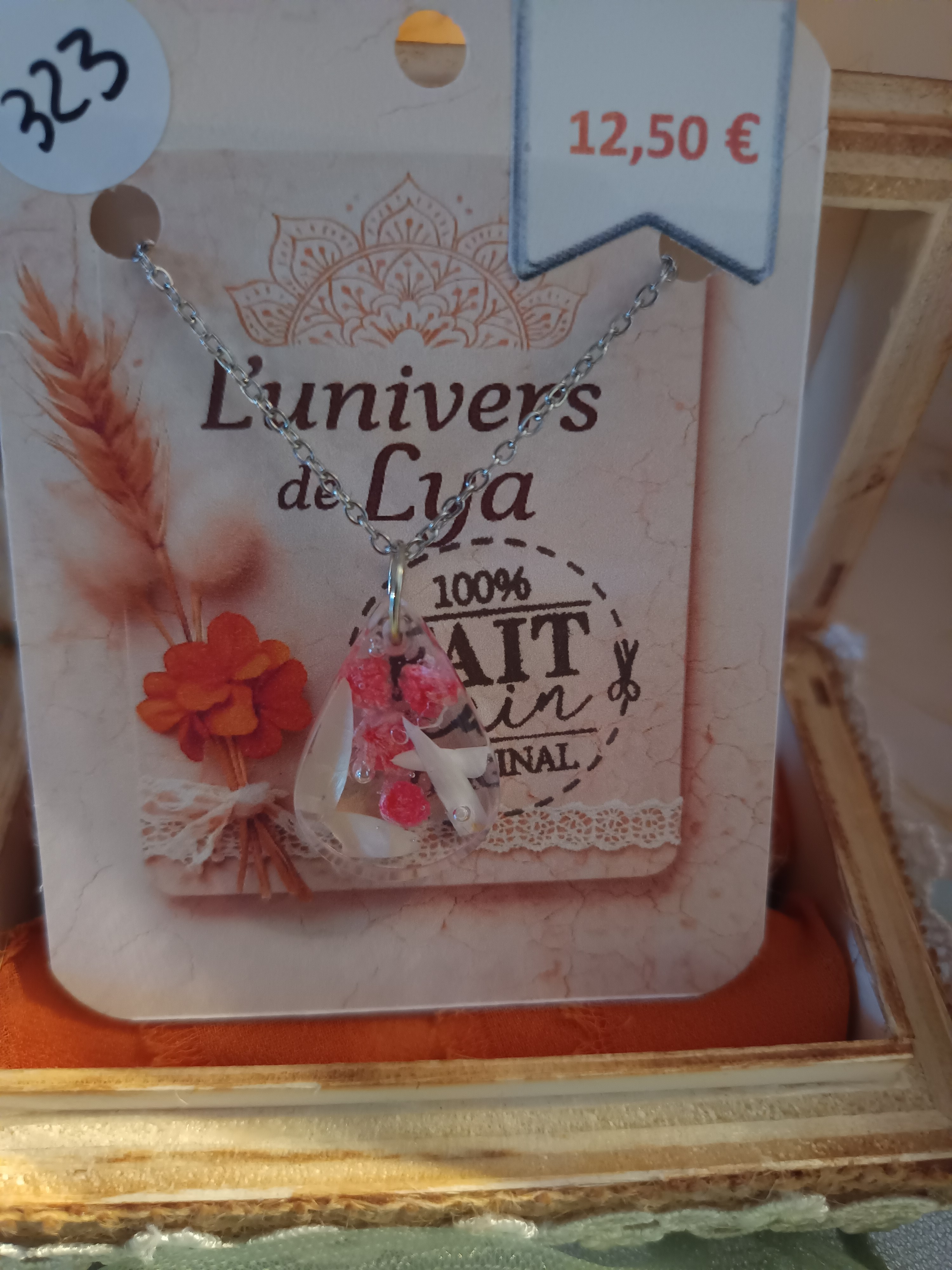 Collier goutte transparent fait main – Fleurs rose en résine – Bijou artisanal poétique