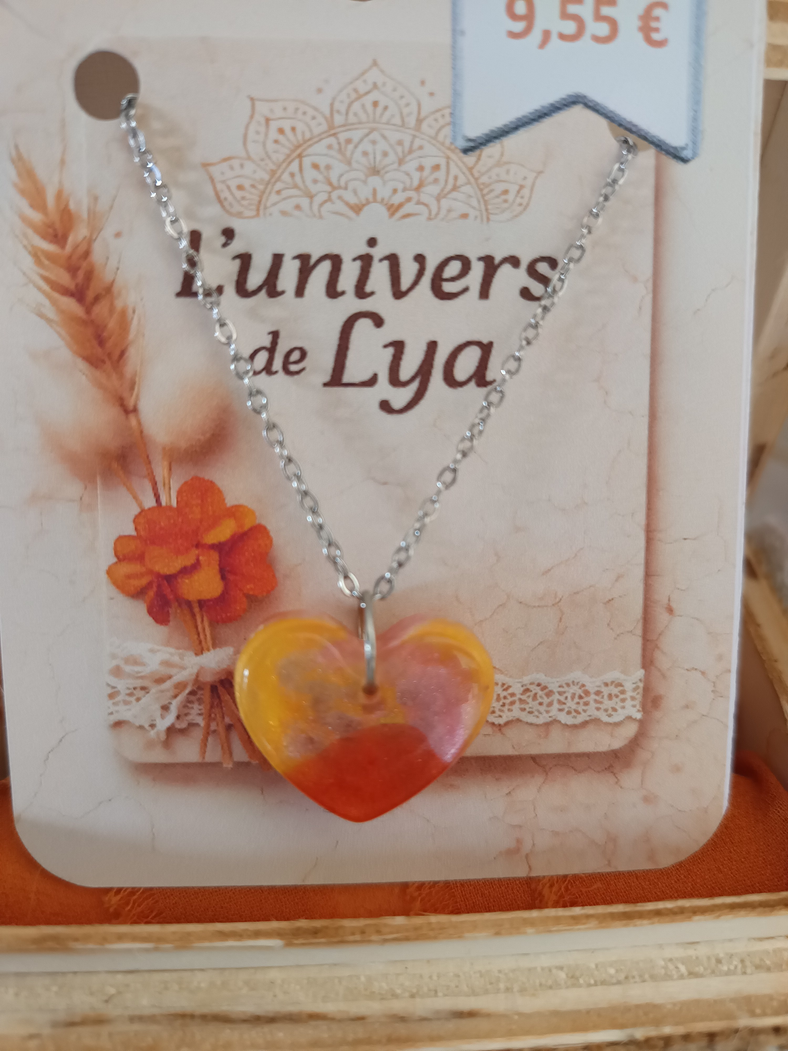 Collier cœur fait main en résine – Bijou artisanal romantique jaune et orange – L’univers de Lya