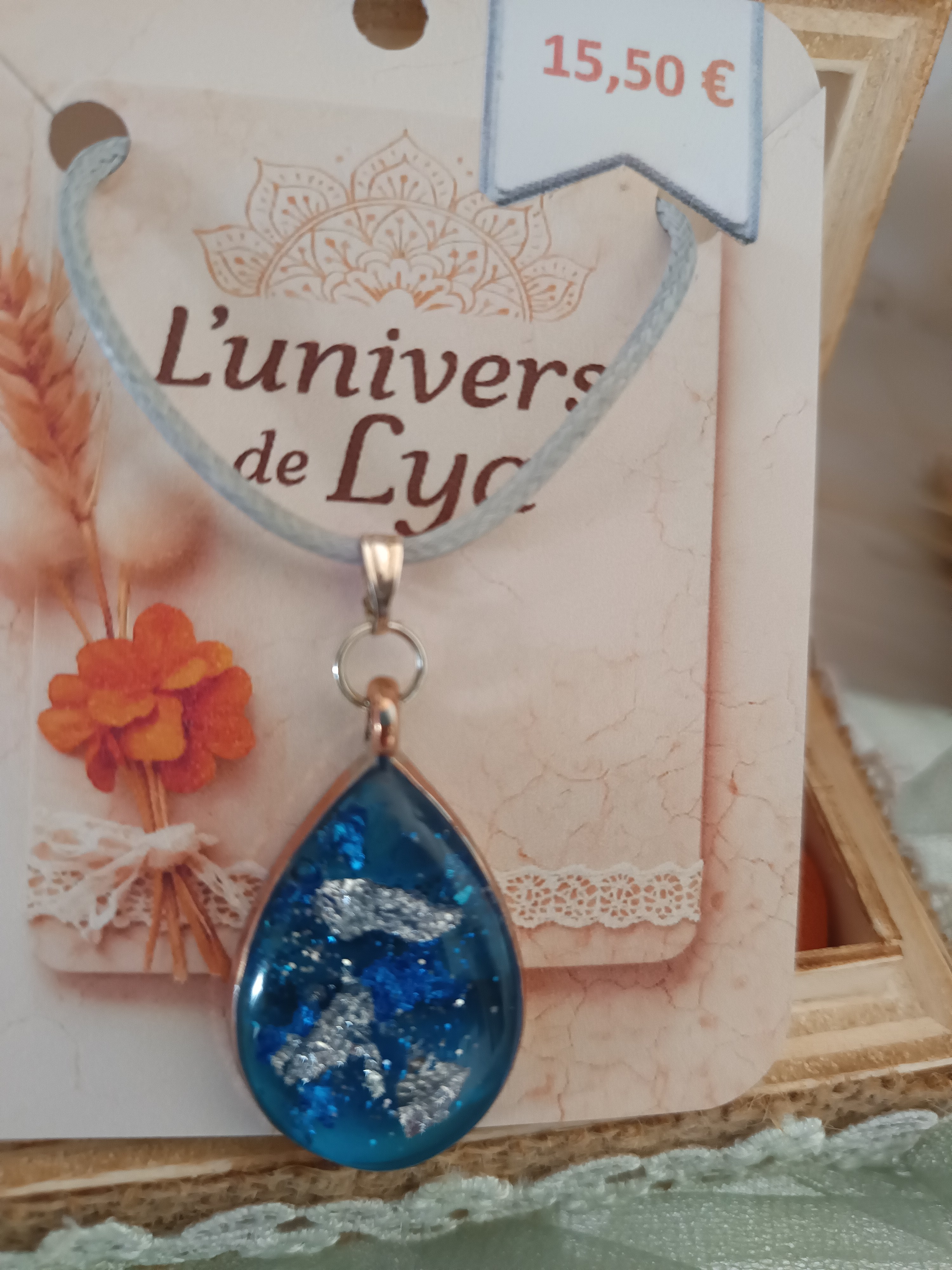 Collier goutte bleu en résine pailletée – Bijou artisanal fait main