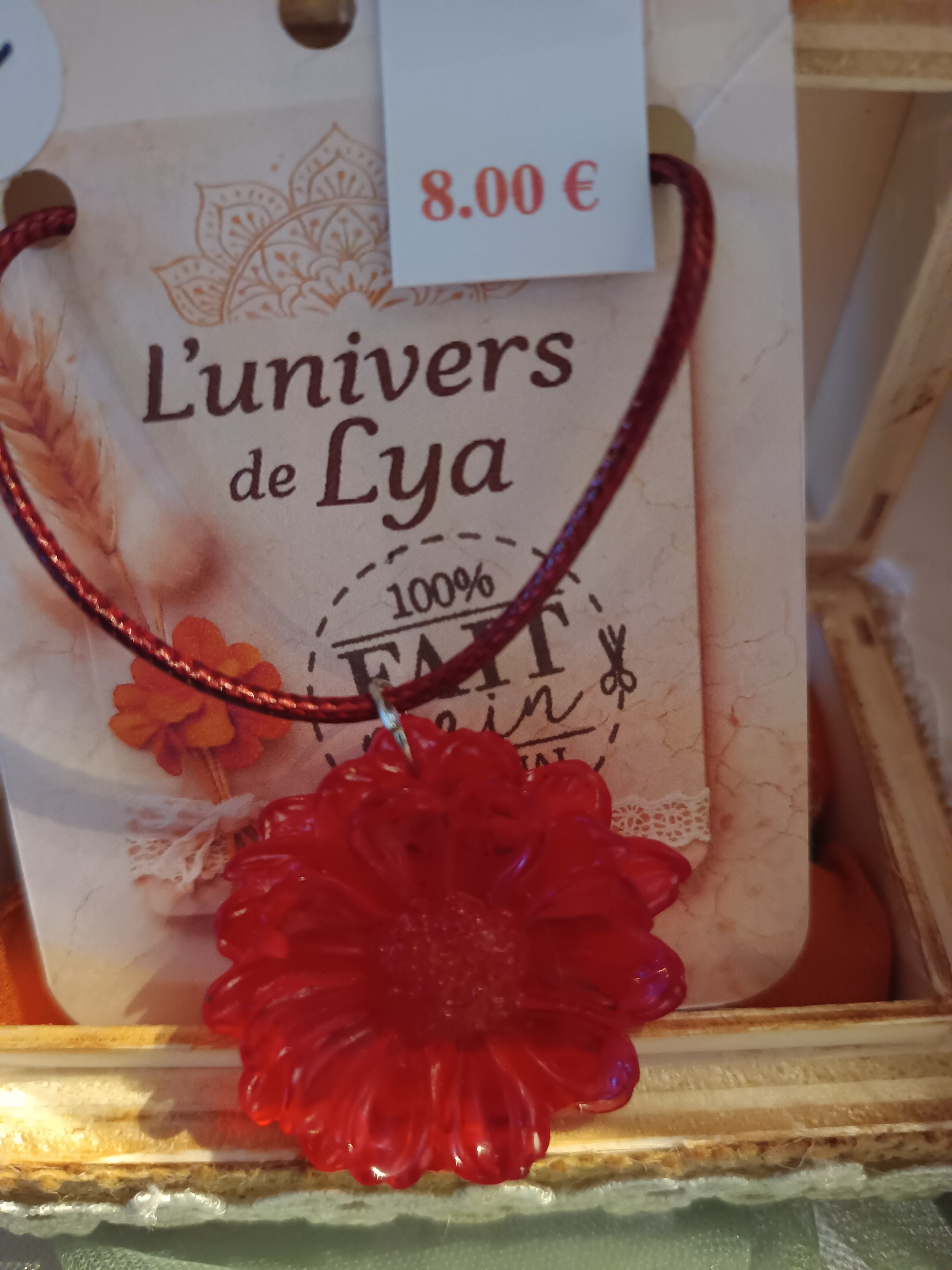 Collier fleur rouge en résine translucide – Bijou floral fait main, élégant et passionné