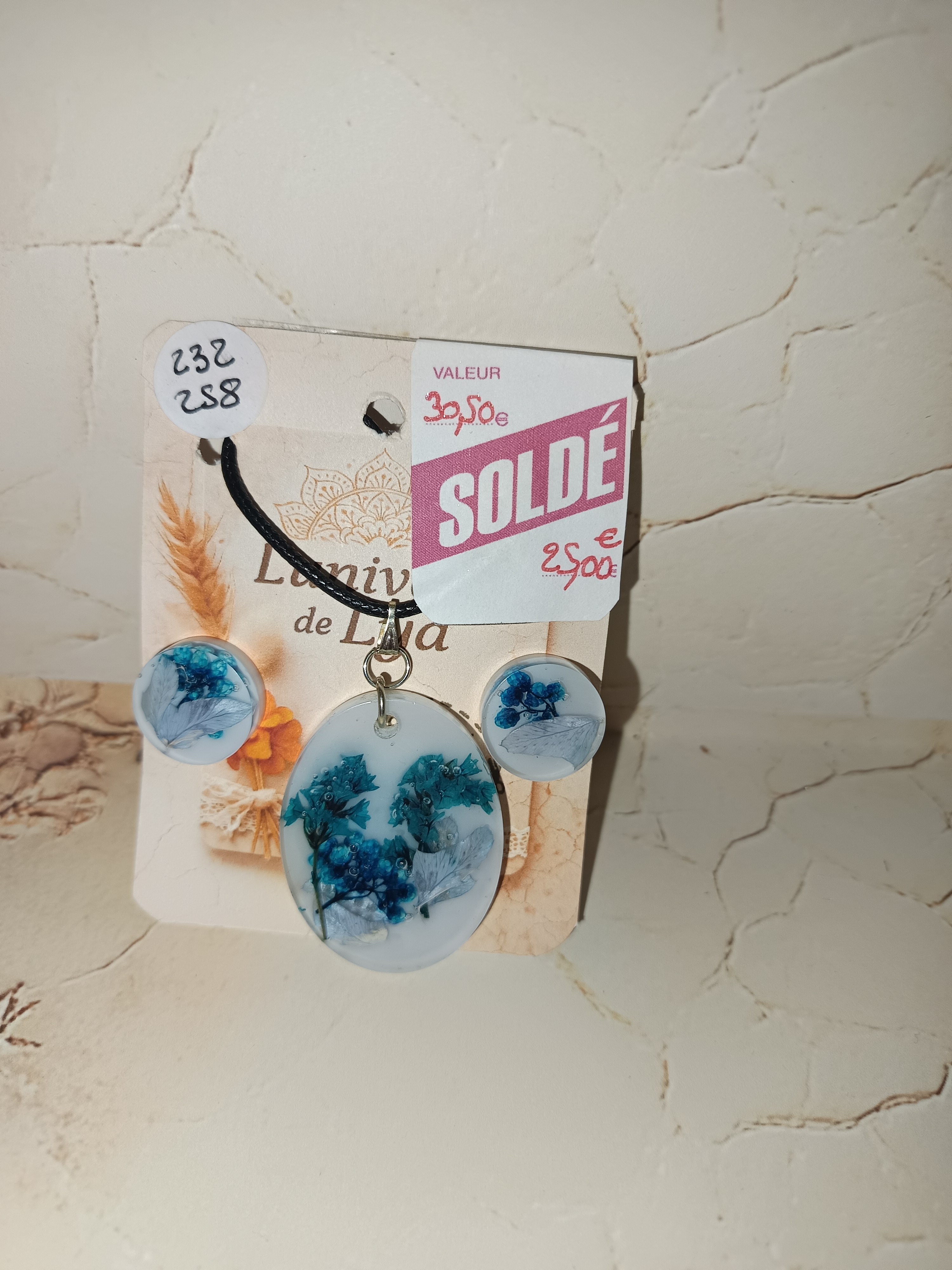 Parure collier et boucles en résine blanche avec fleurs séchées turquoise – Bijou artisanal soldé