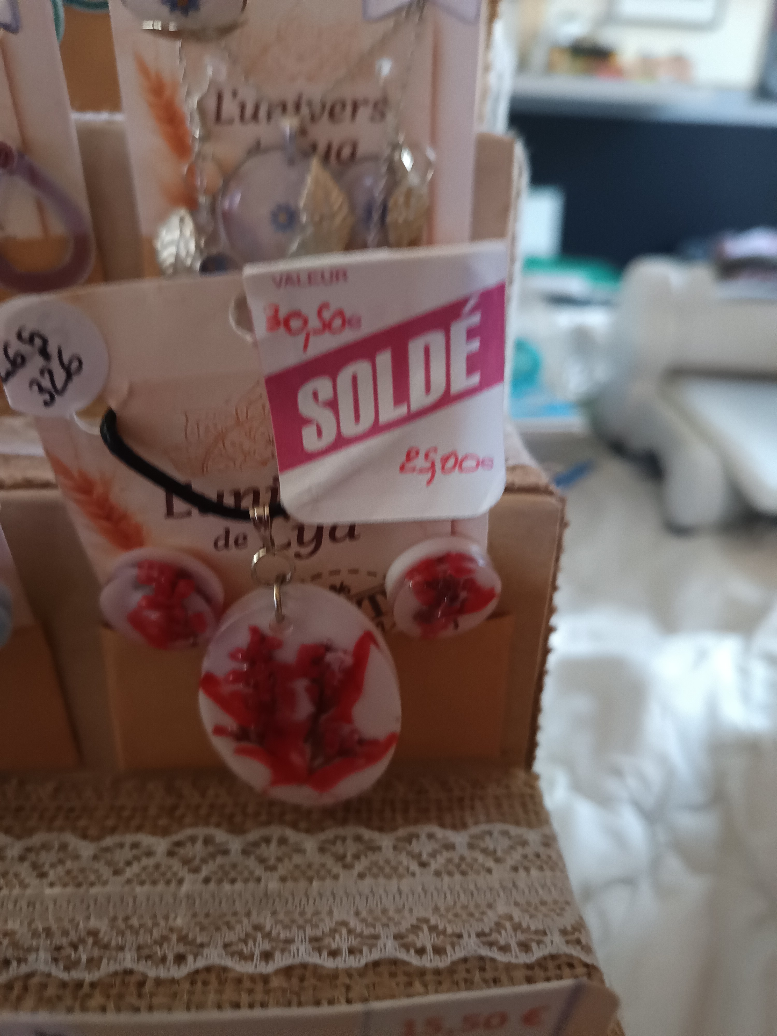 Parure collier et boucles en résine blanche avec fleurs séchées rouges – Bijou artisanal soldé