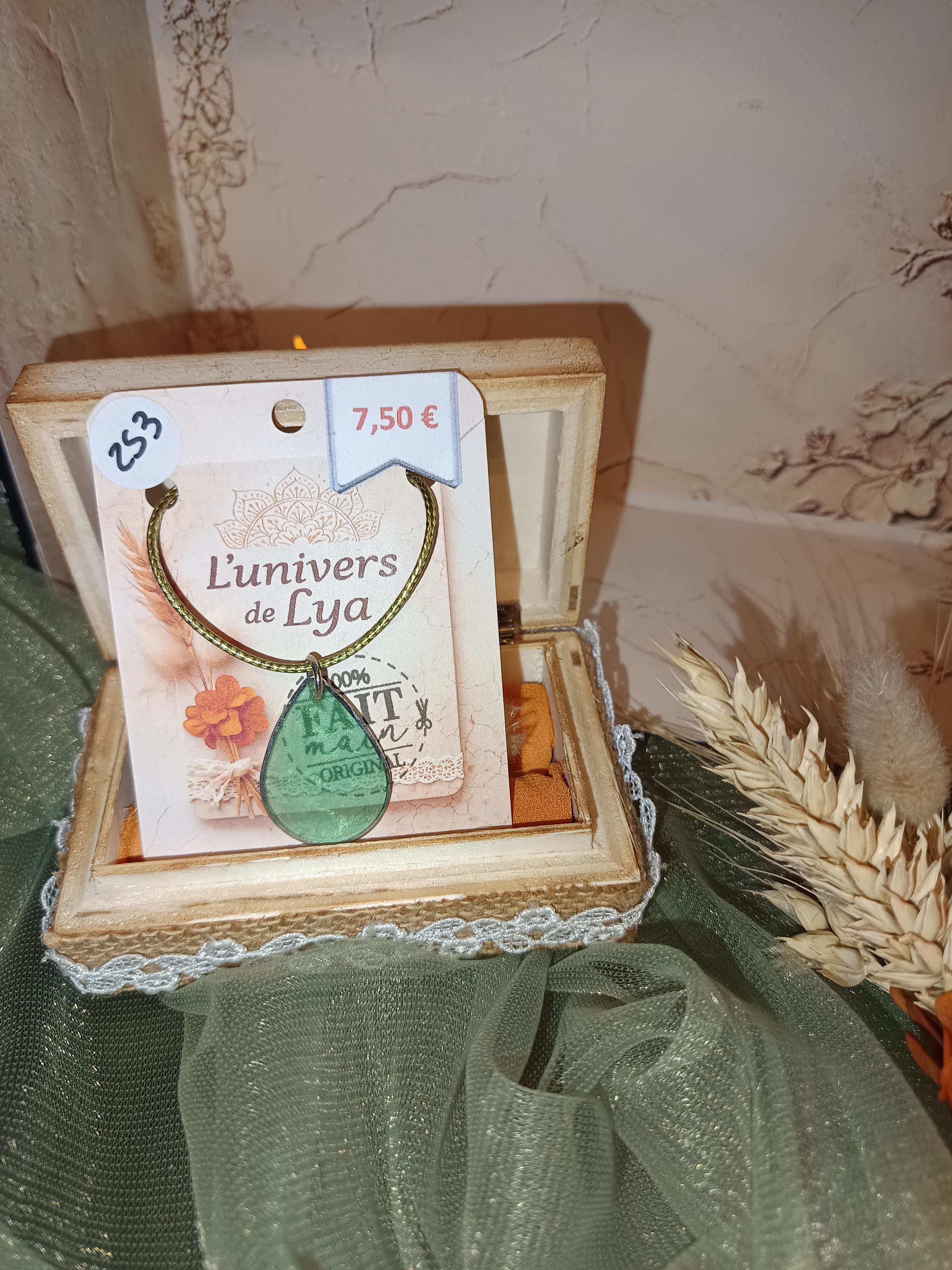 Collier goutte verte en résine scintillante – Bijou fait main élégant et lumineux