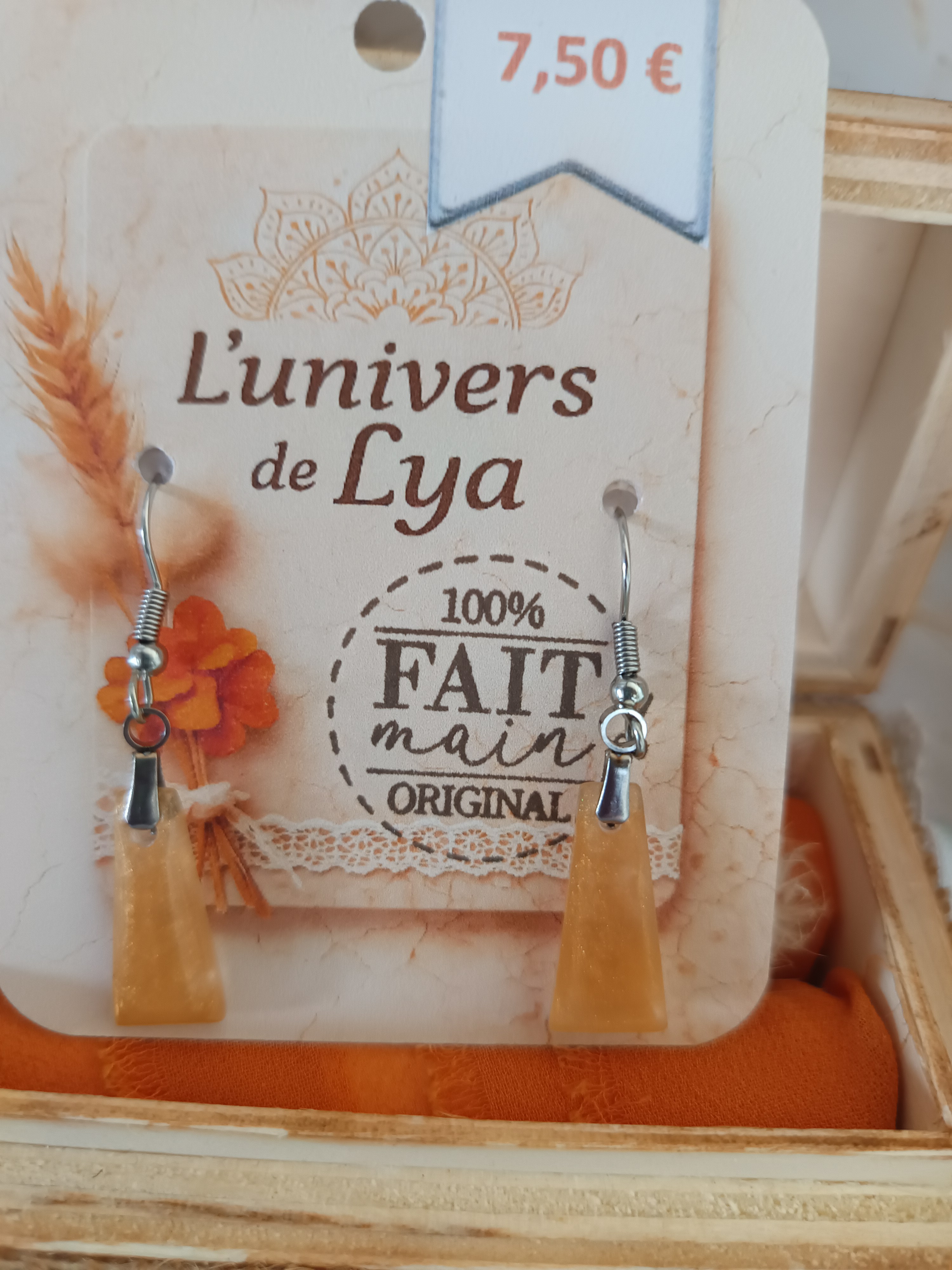 Boucles d’oreilles jaunes fait main – Bijoux artisanaux géométriques en résine – L’univers de Lya