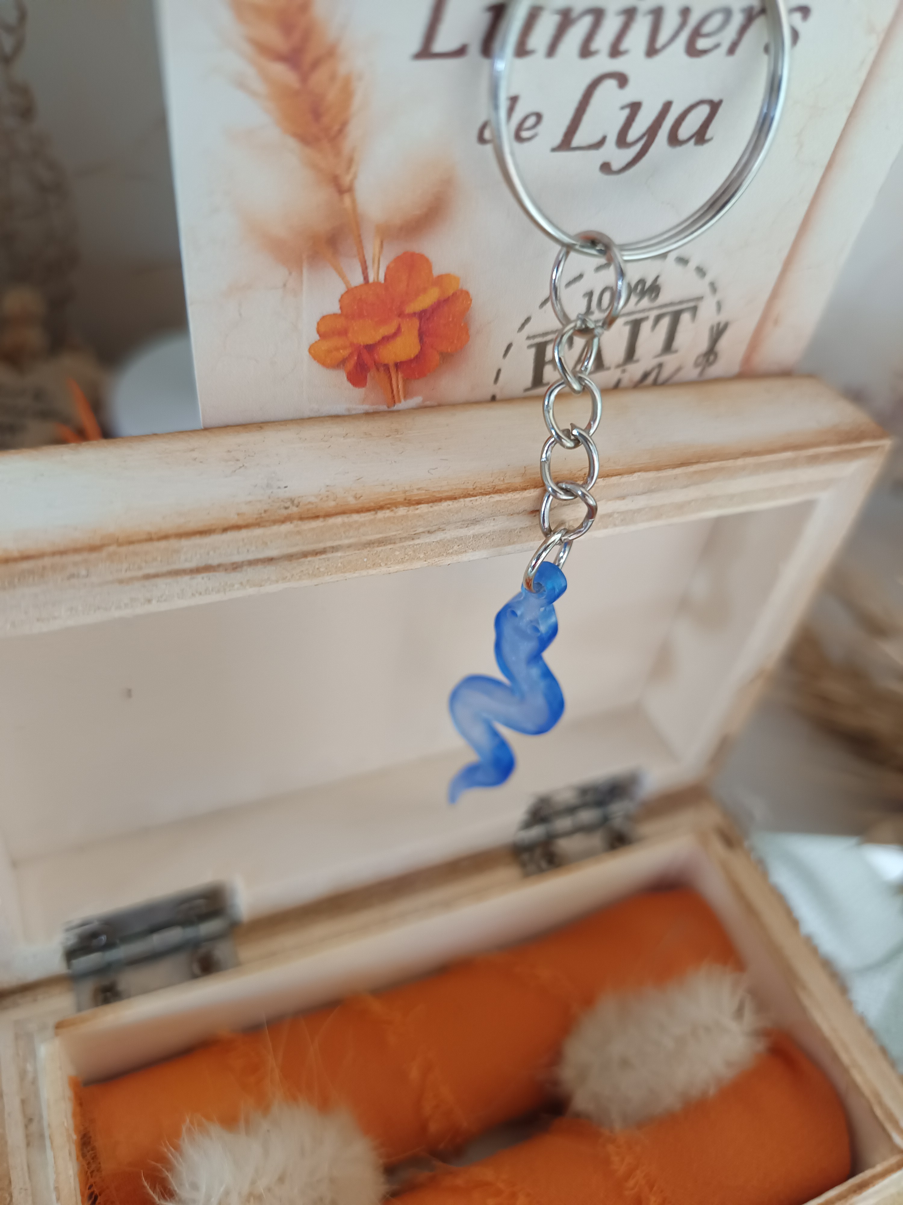 Porte-clés serpent bleu fait main – Création artisanale originale en résine