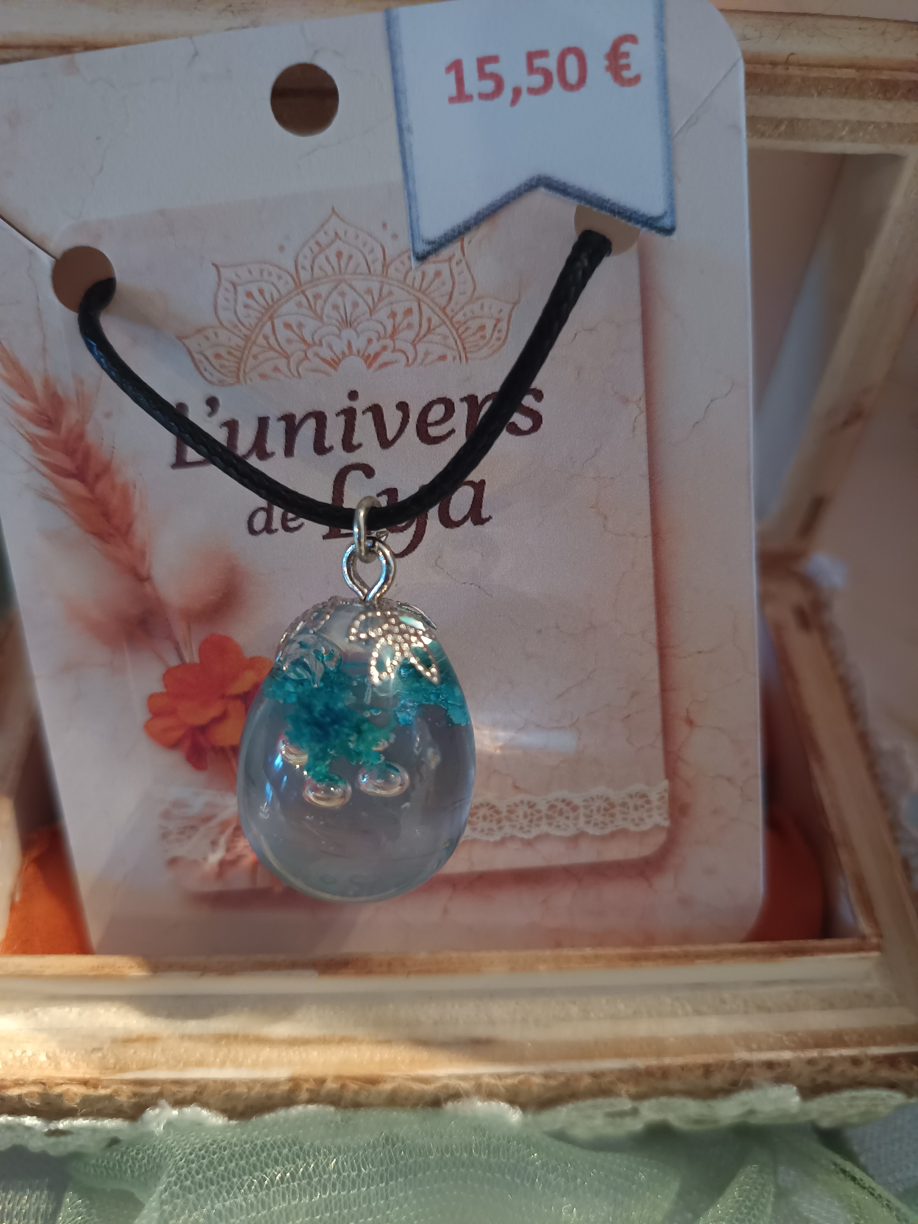 Collier artisanal globe en résine avec fleurs bleues – Bijou bohème poétique fait main