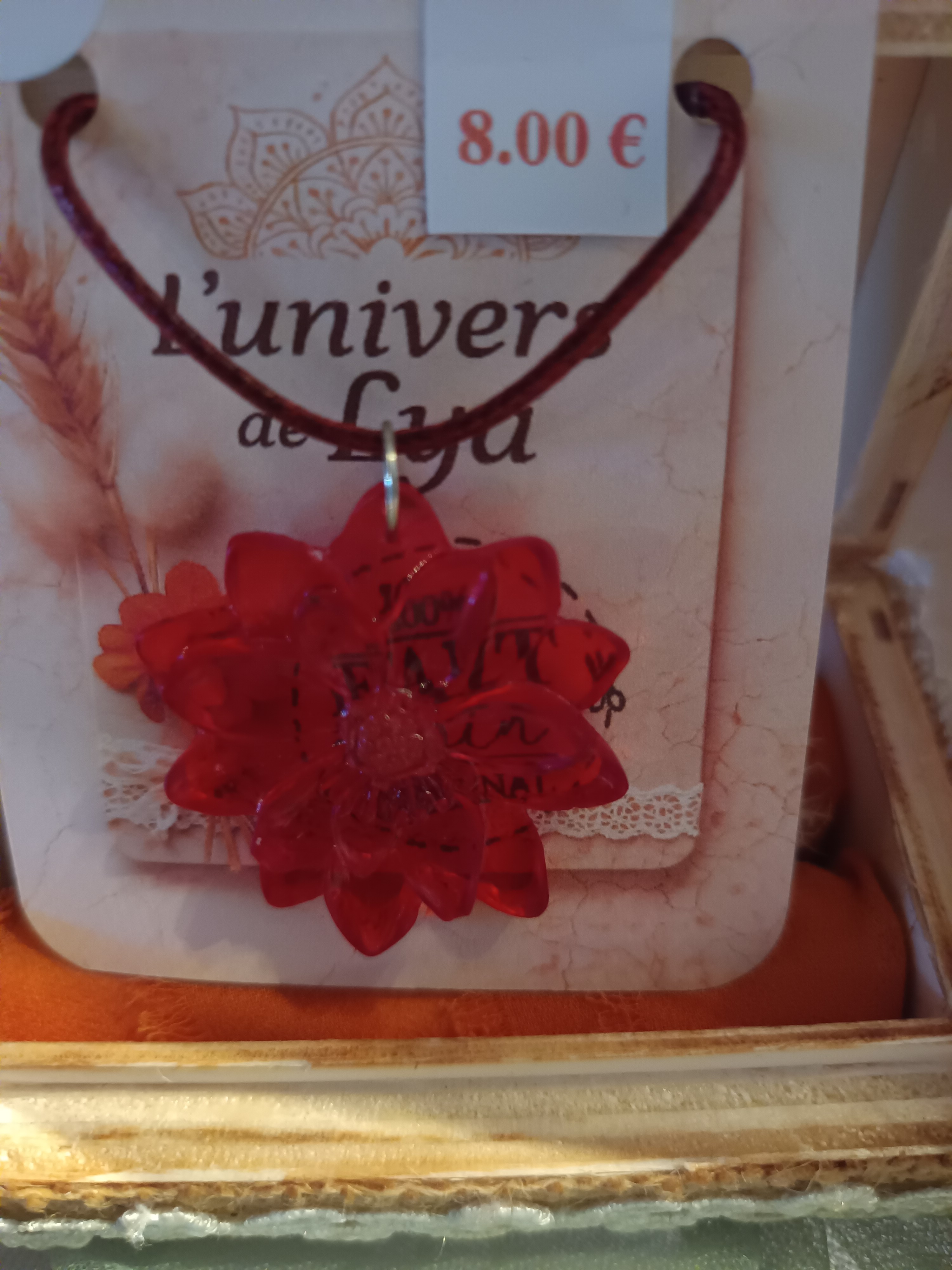 Collier fleur rouge fait main – Bijou artisanal floral en résine – L’univers de Lya
