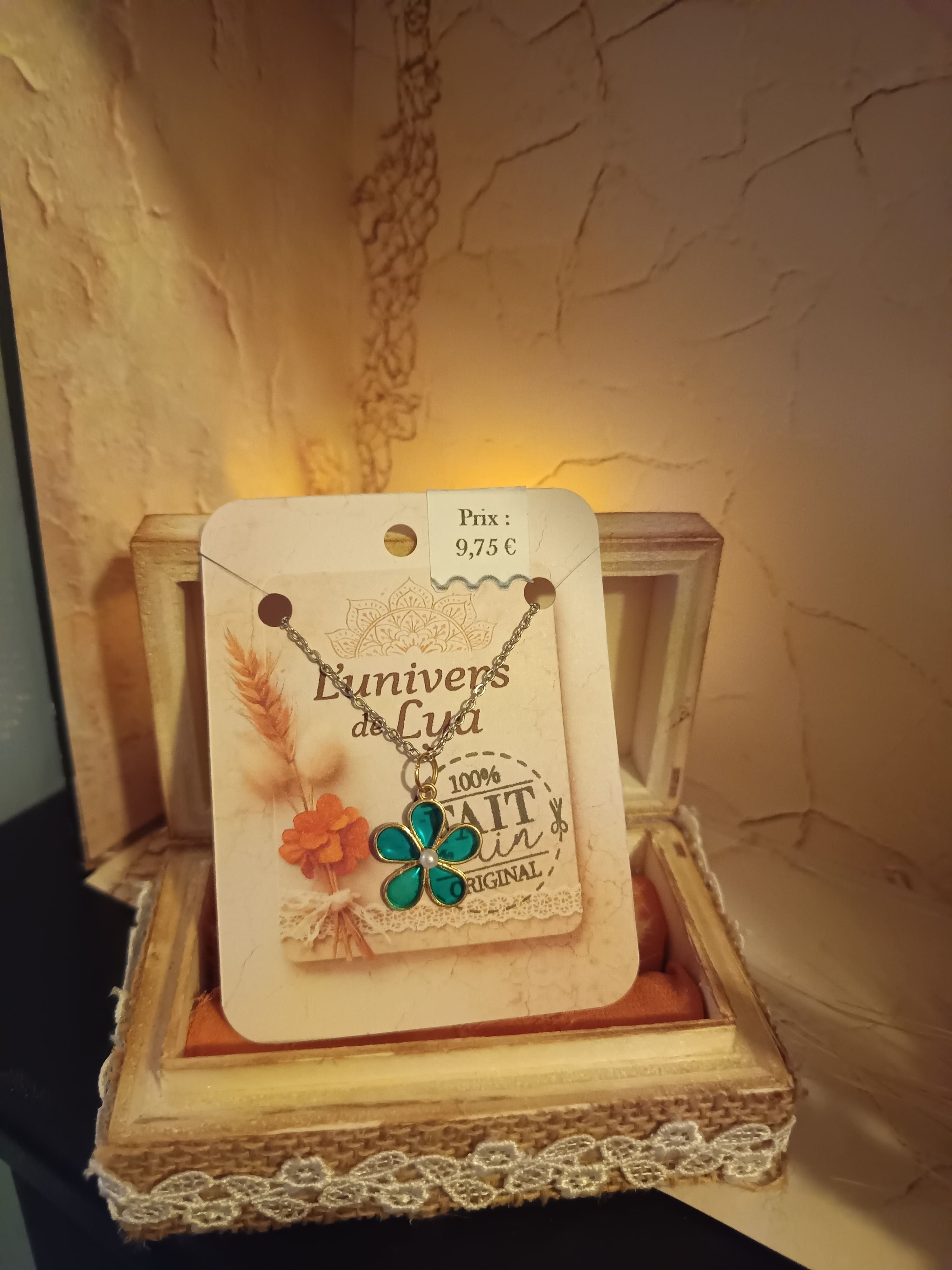 Collier fleur turquoise fait main – Bijou artisanal doré femme en résine – Création bohème L’univers de Lya