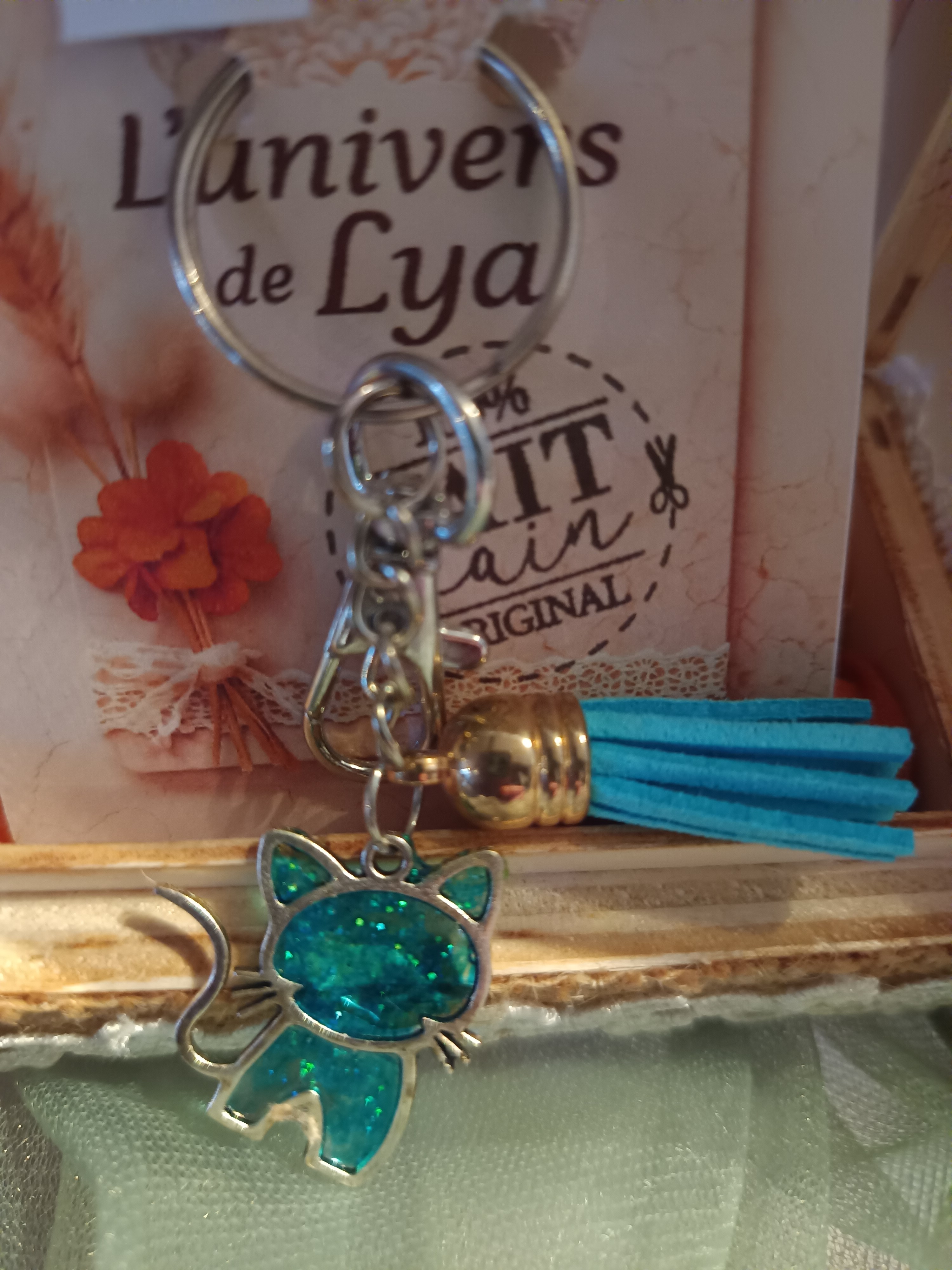 Porte-clés chat bleu pailleté fait main – Bijou artisanal original