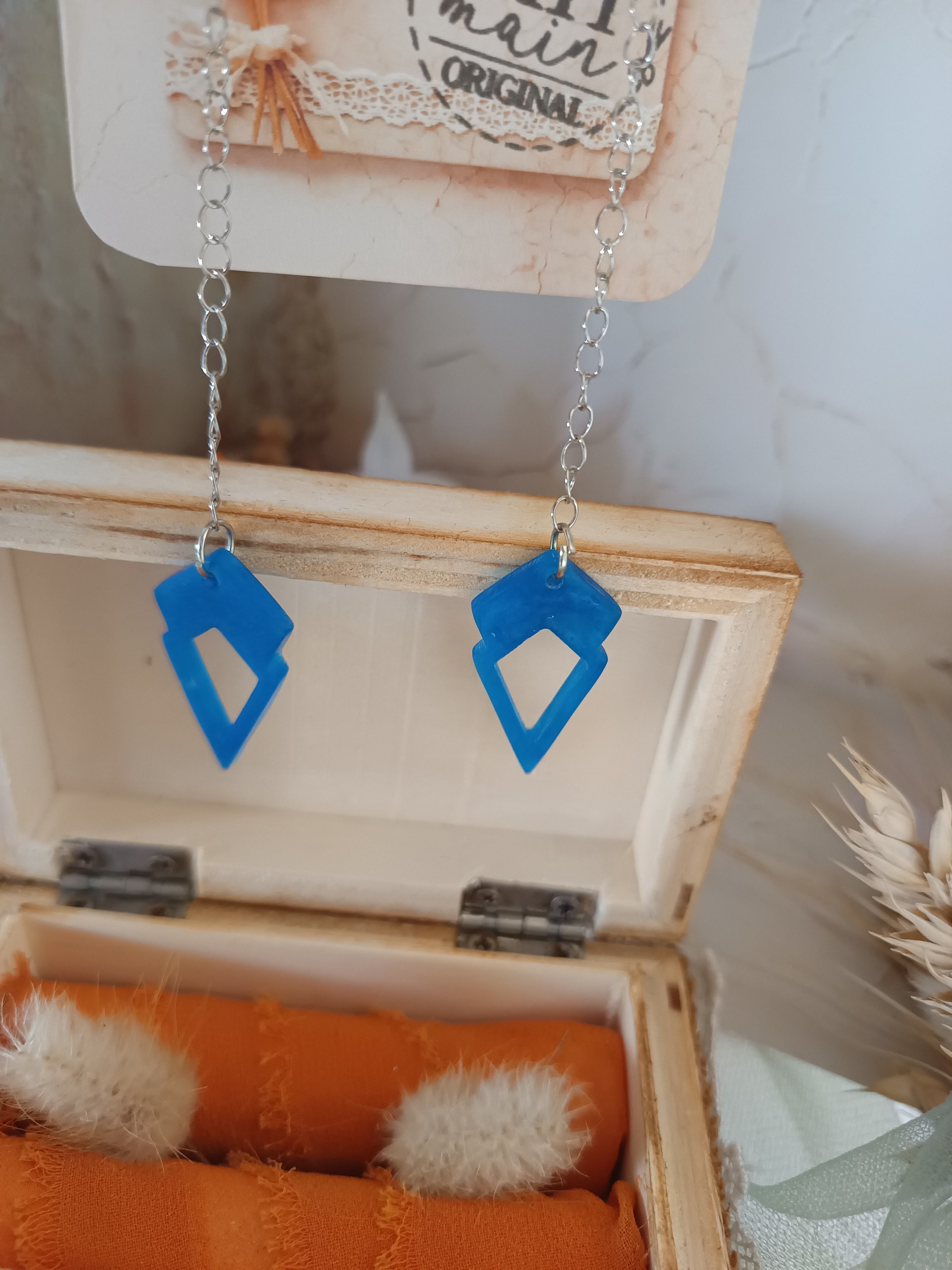 Boucles d’oreilles géométriques bleues pendantes – Bijoux faits main en résine – L’univers de Lya