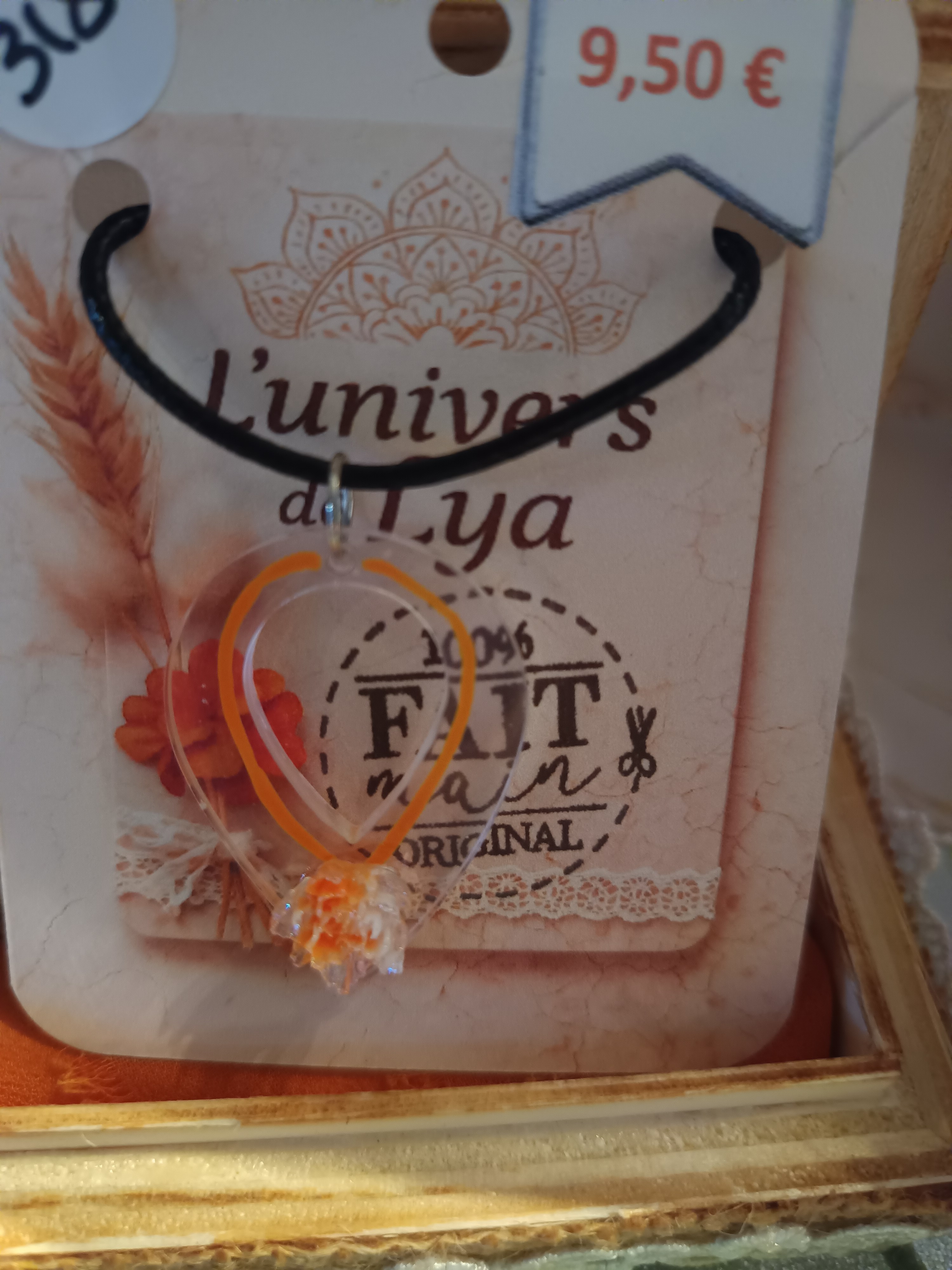 Collier goutte fleur orange fait main – Bijou artisanal lumineux en résine – L’univers de Lya