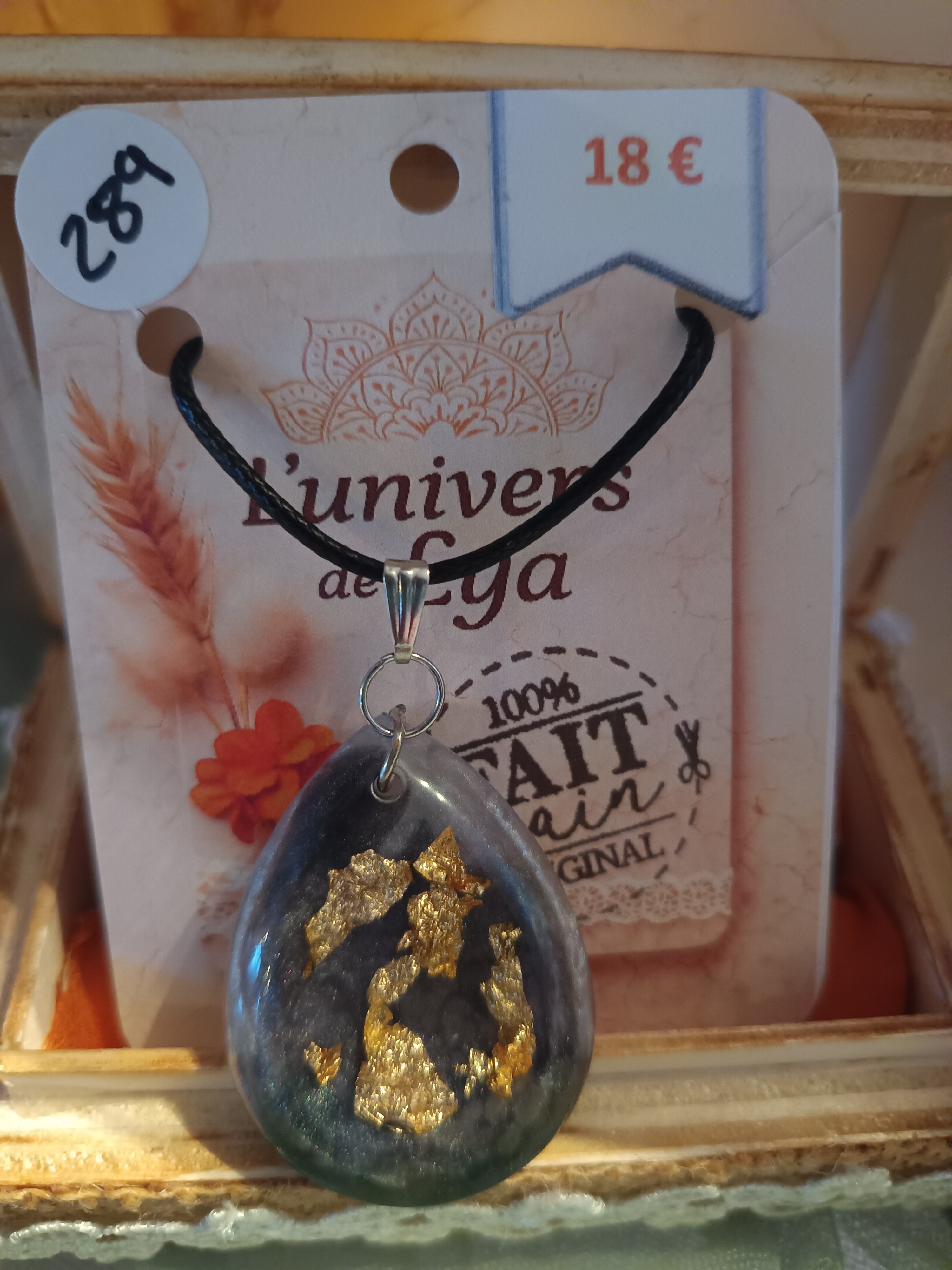Collier artisanal en résine grise avec feuilles dorées – Pendentif goutte bohème fait main