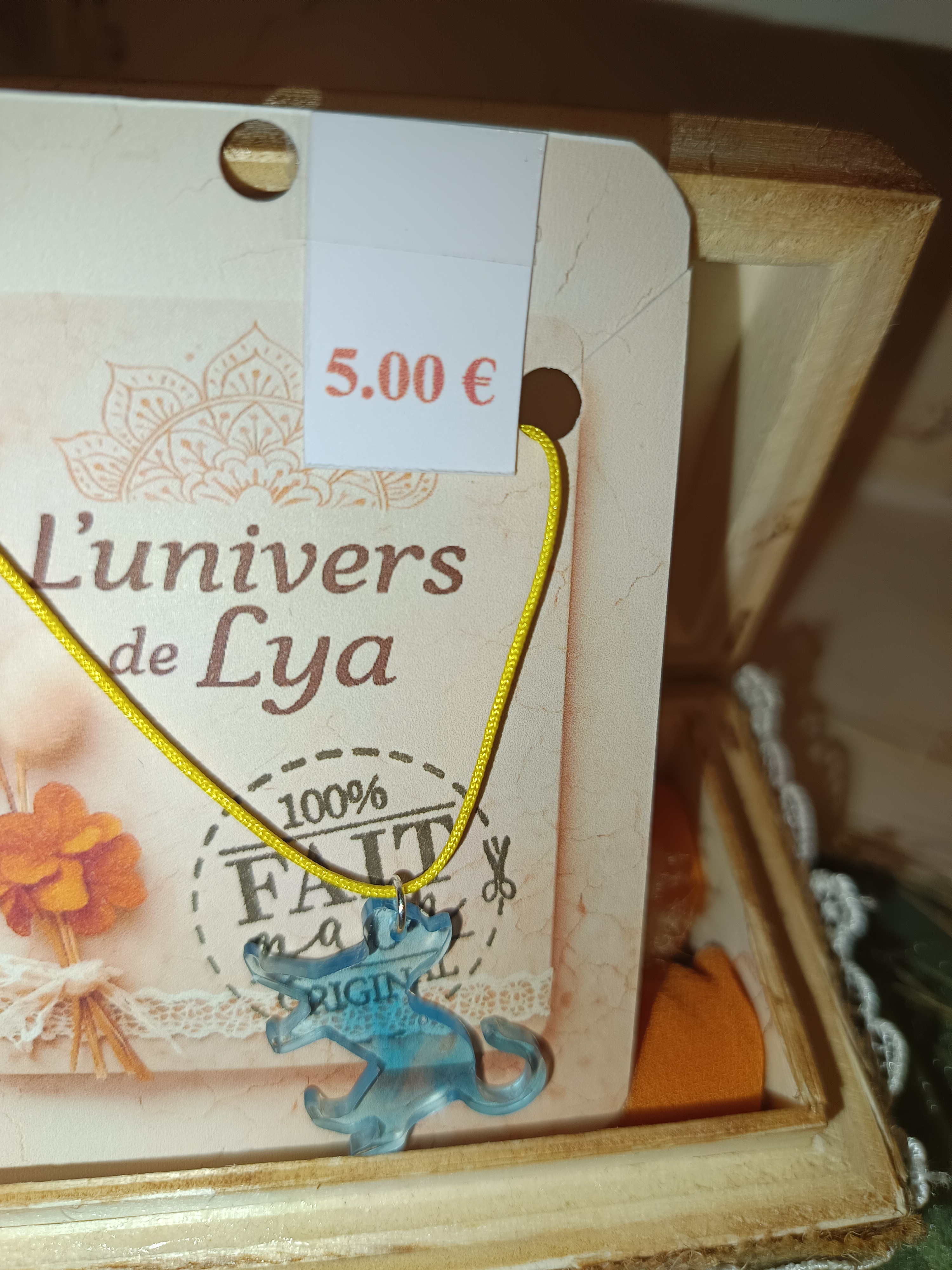 Collier chat bleu fait main – Bijou fantaisie animal en résine – Création L’univers de Lya