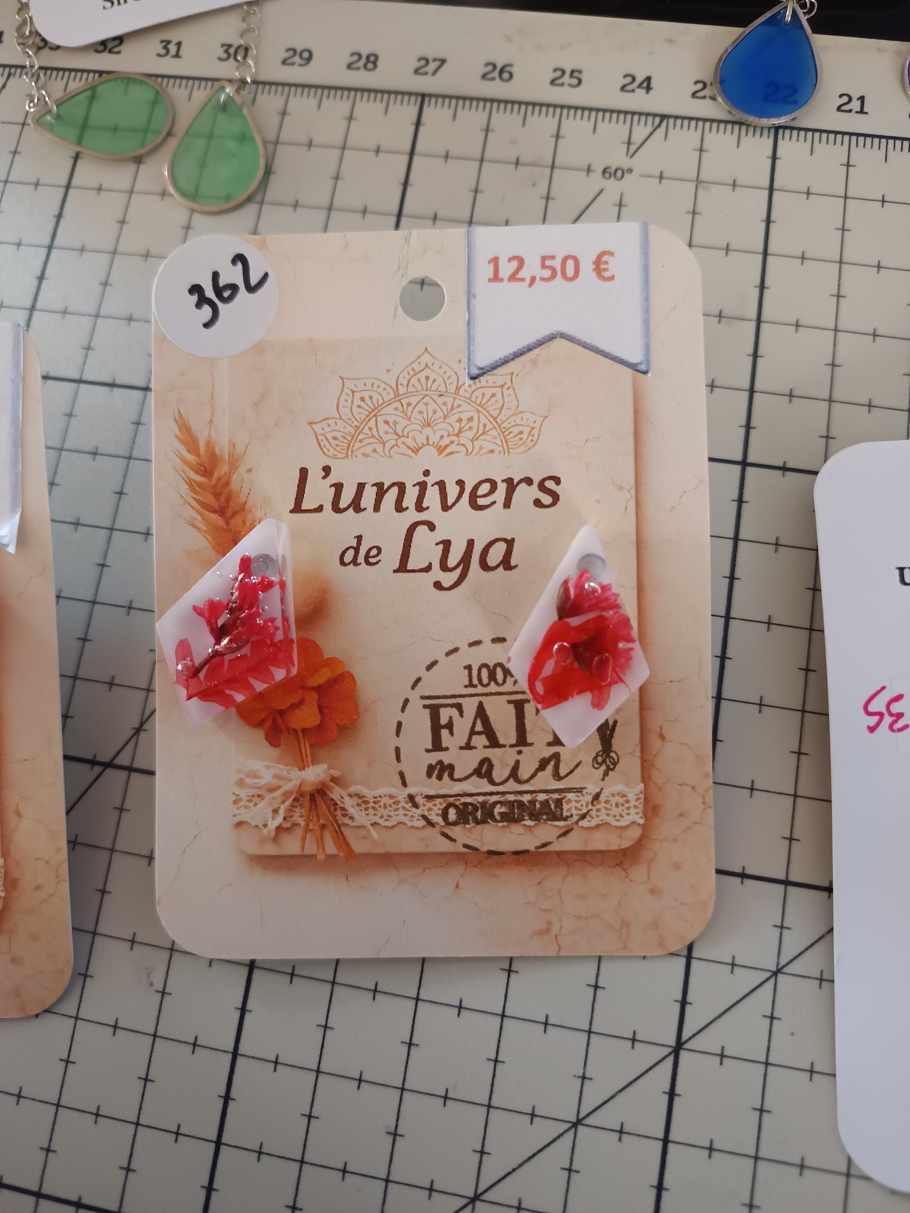 Boucles d’oreilles losange fleurs rouges – Résine artisanale fait main