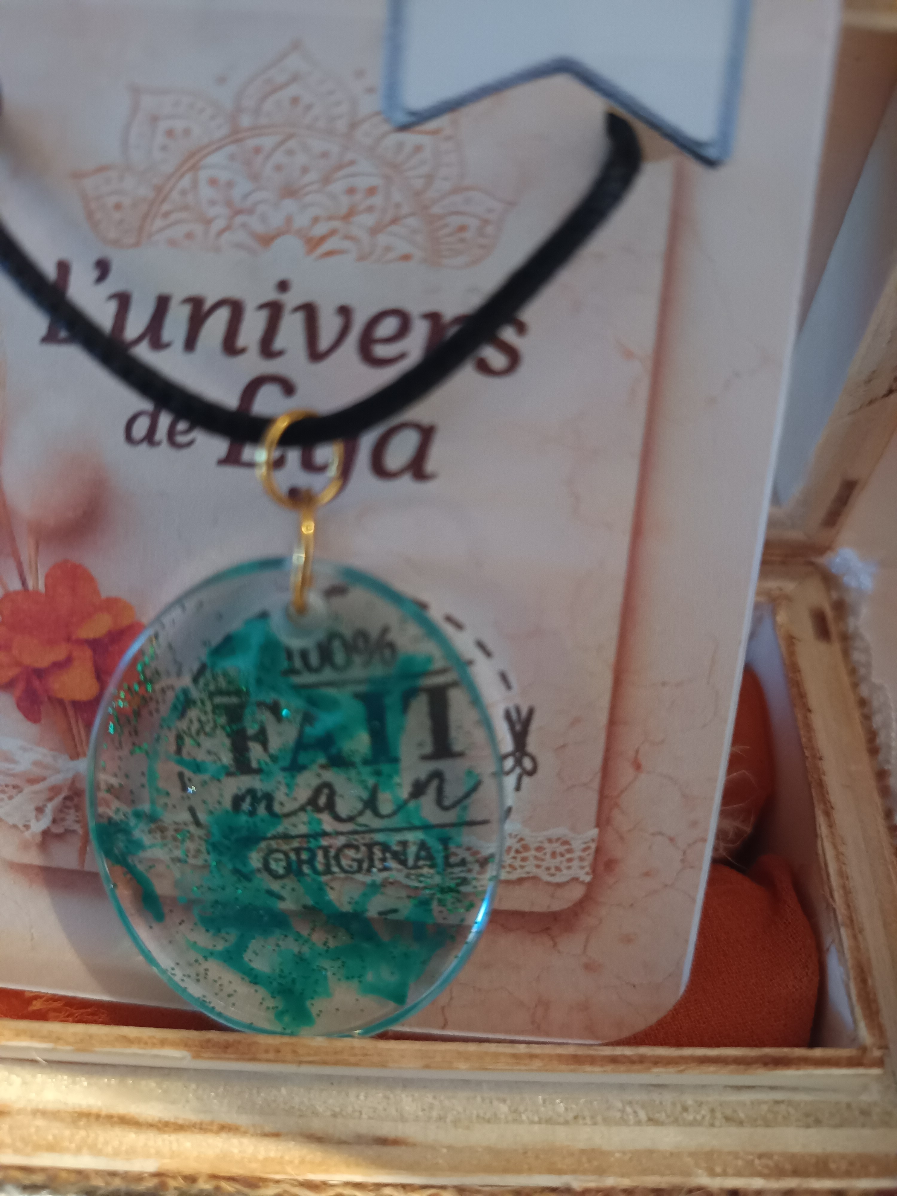 Collier ovale abstrait fait main – Bijou artistique en résine verte et orange – L’univers de Lya