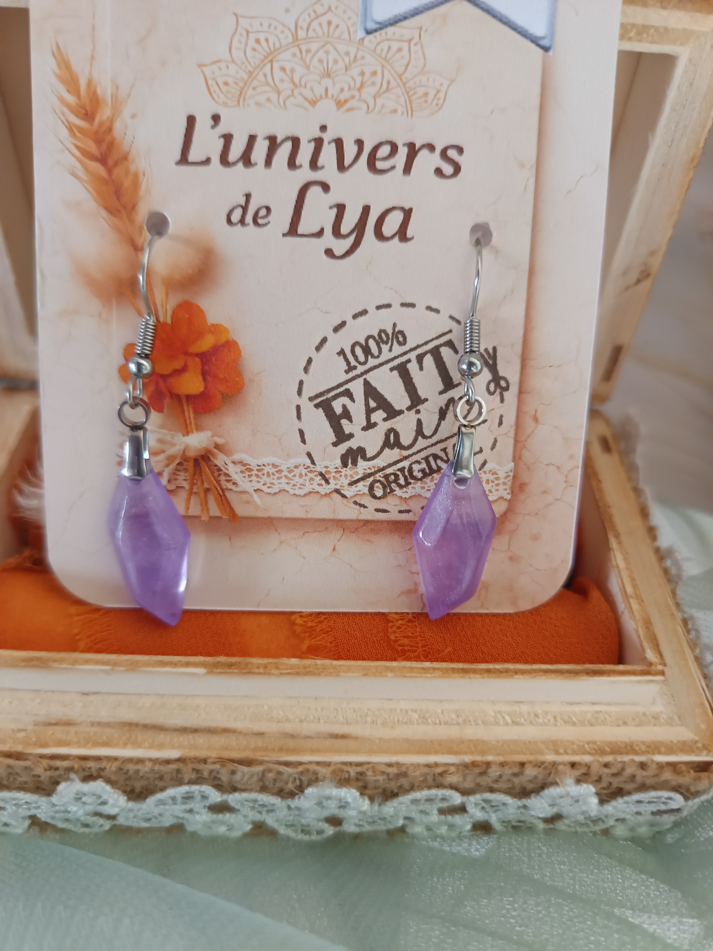 Boucles d’oreilles losanges violets en résine – Bijoux artisanaux faits main