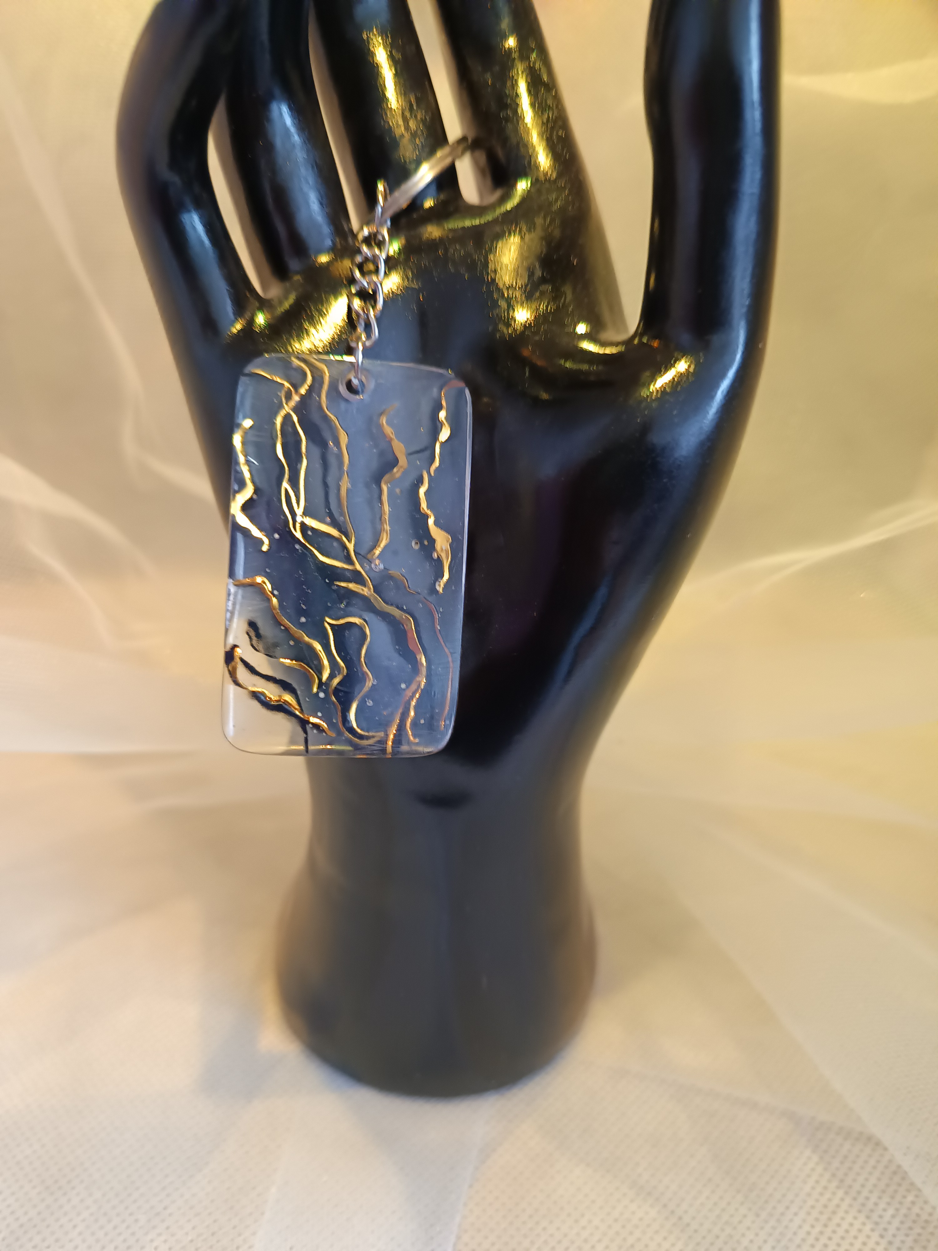 Porte-clés rectangulaire en résine noir et or – Design abstrait élégant