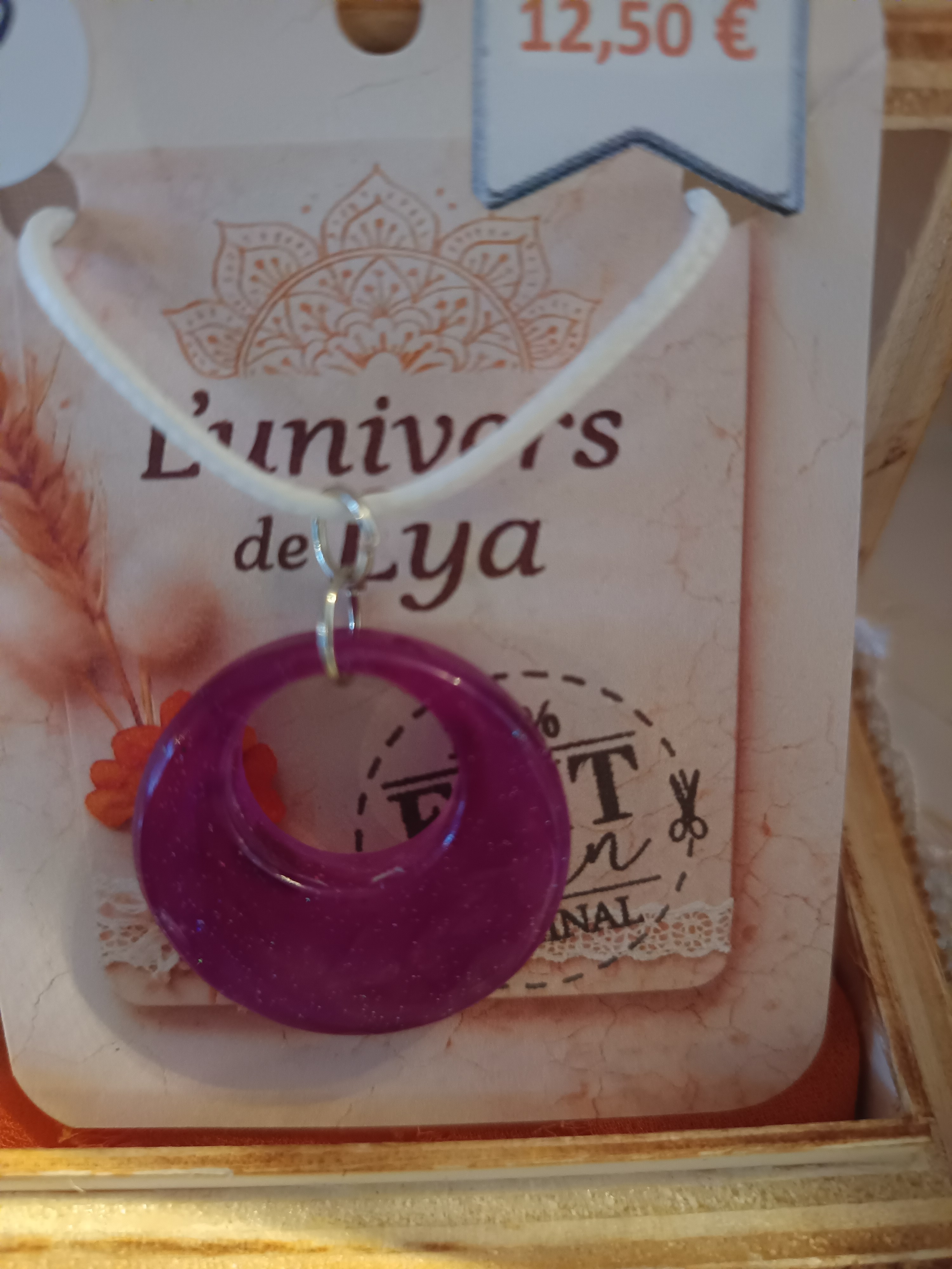 Collier cercle violet fait main – Bijou artisanal en résine marbrée – Création originale L’univers de Lya