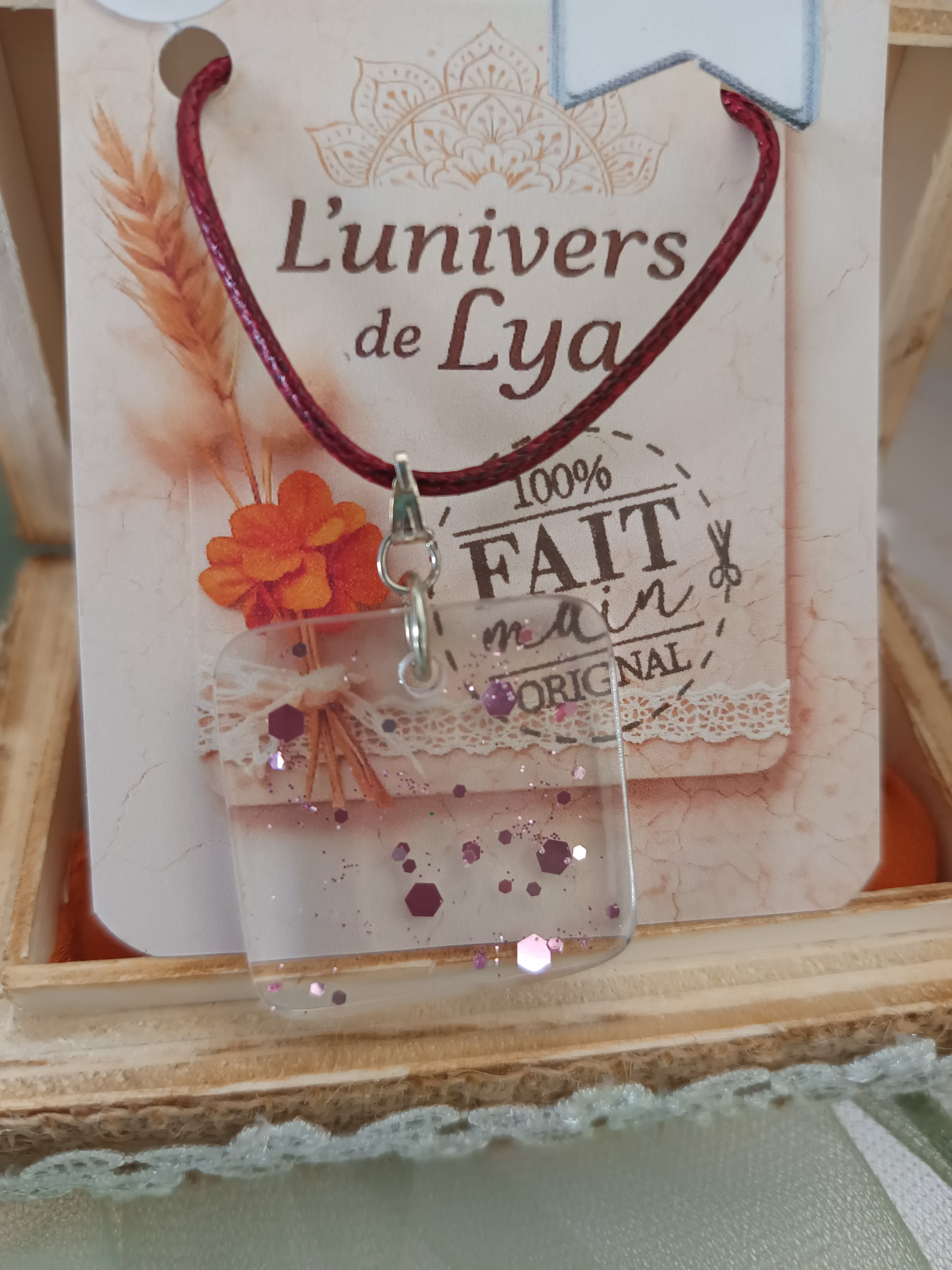 Pendentif en résine artisanal