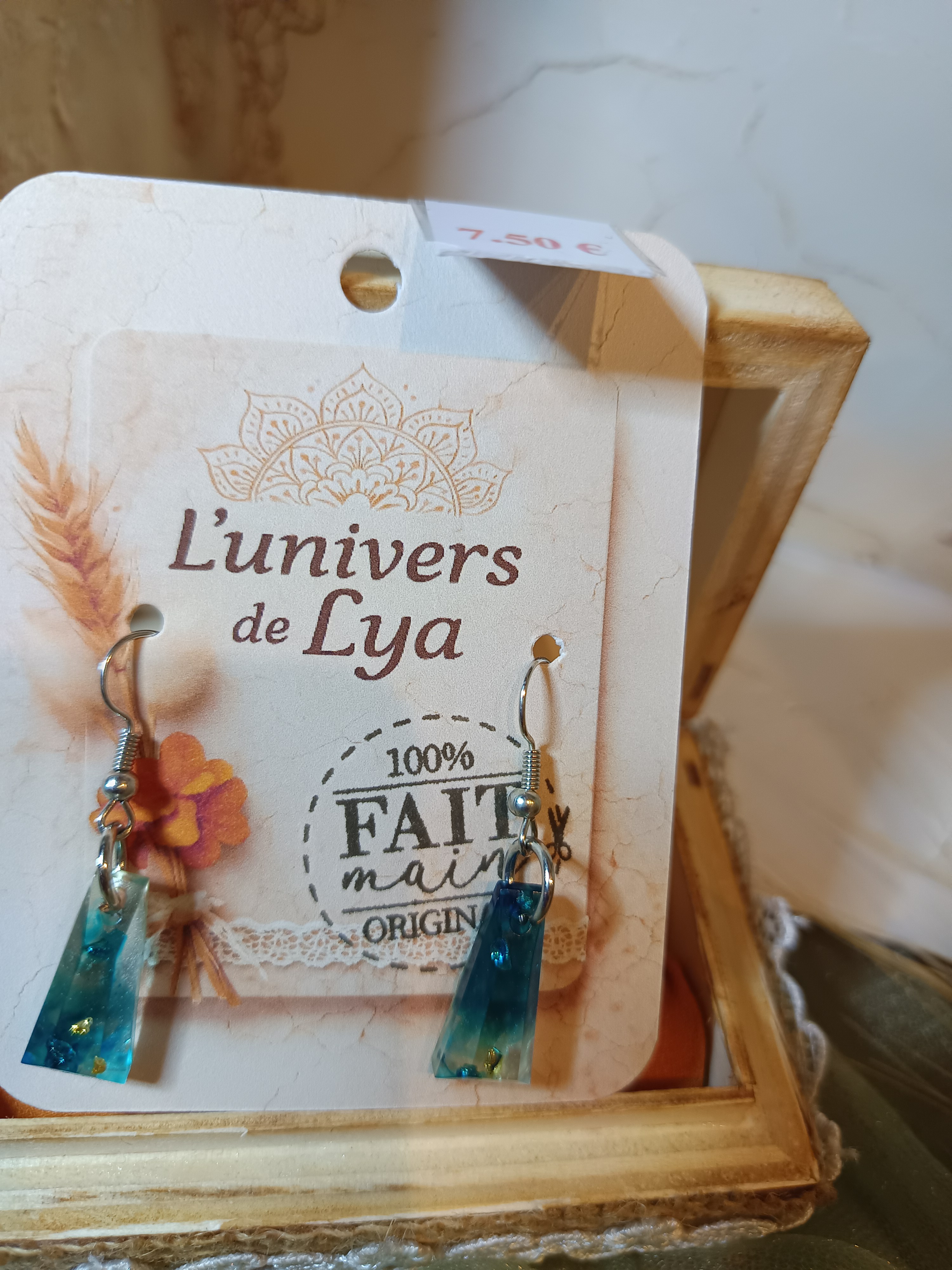 Boucles d’oreilles bleu turquoise fait main – Bijoux artisanaux géométriques en résine – L’univers de Lya