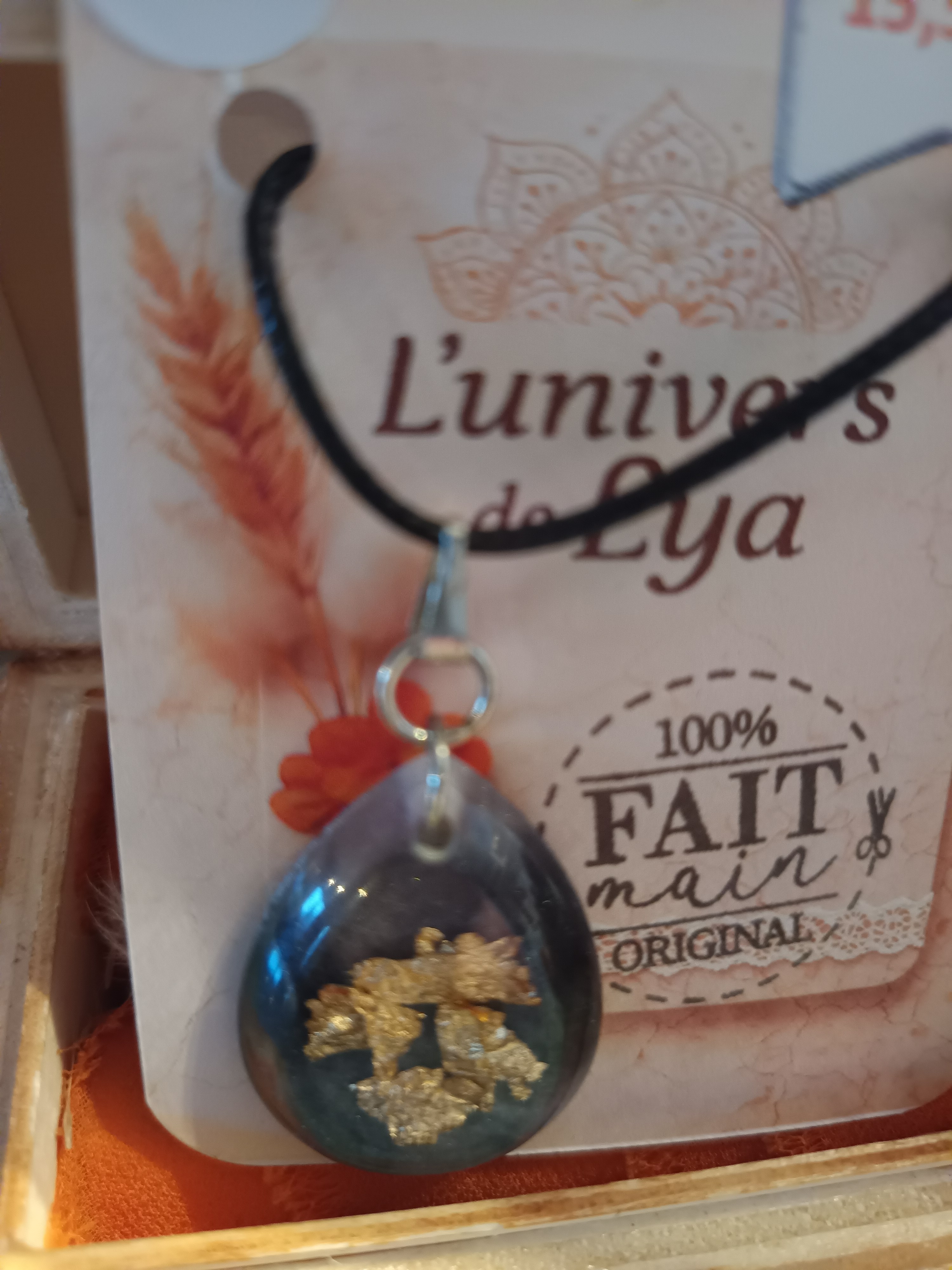 Collier artisanal en résine grise avec inclusions naturelles – Pendentif ovale bohème fait main