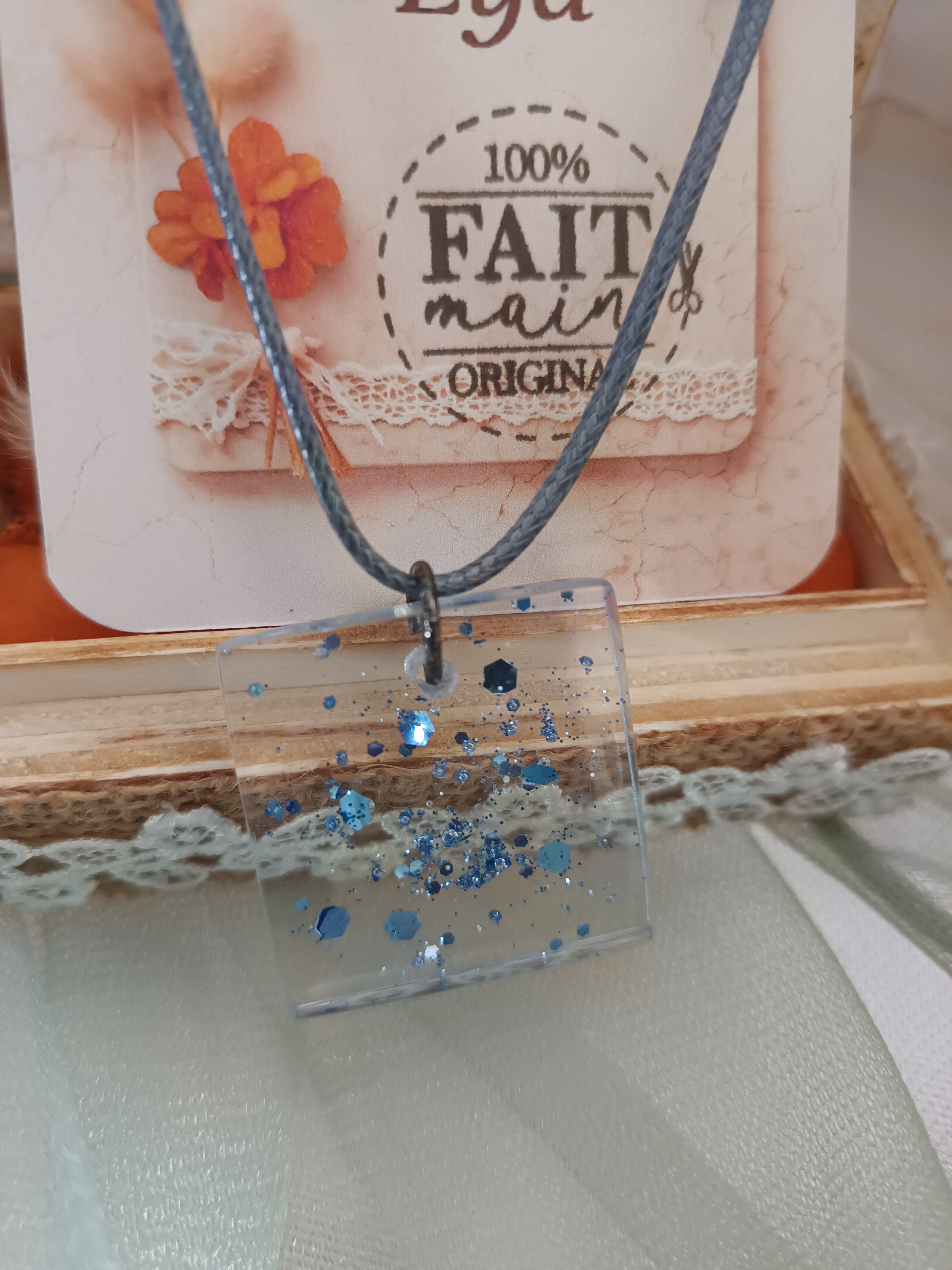 Collier carré en résine transparente et paillettes bleues – Bijou fait main élégant et contemporain