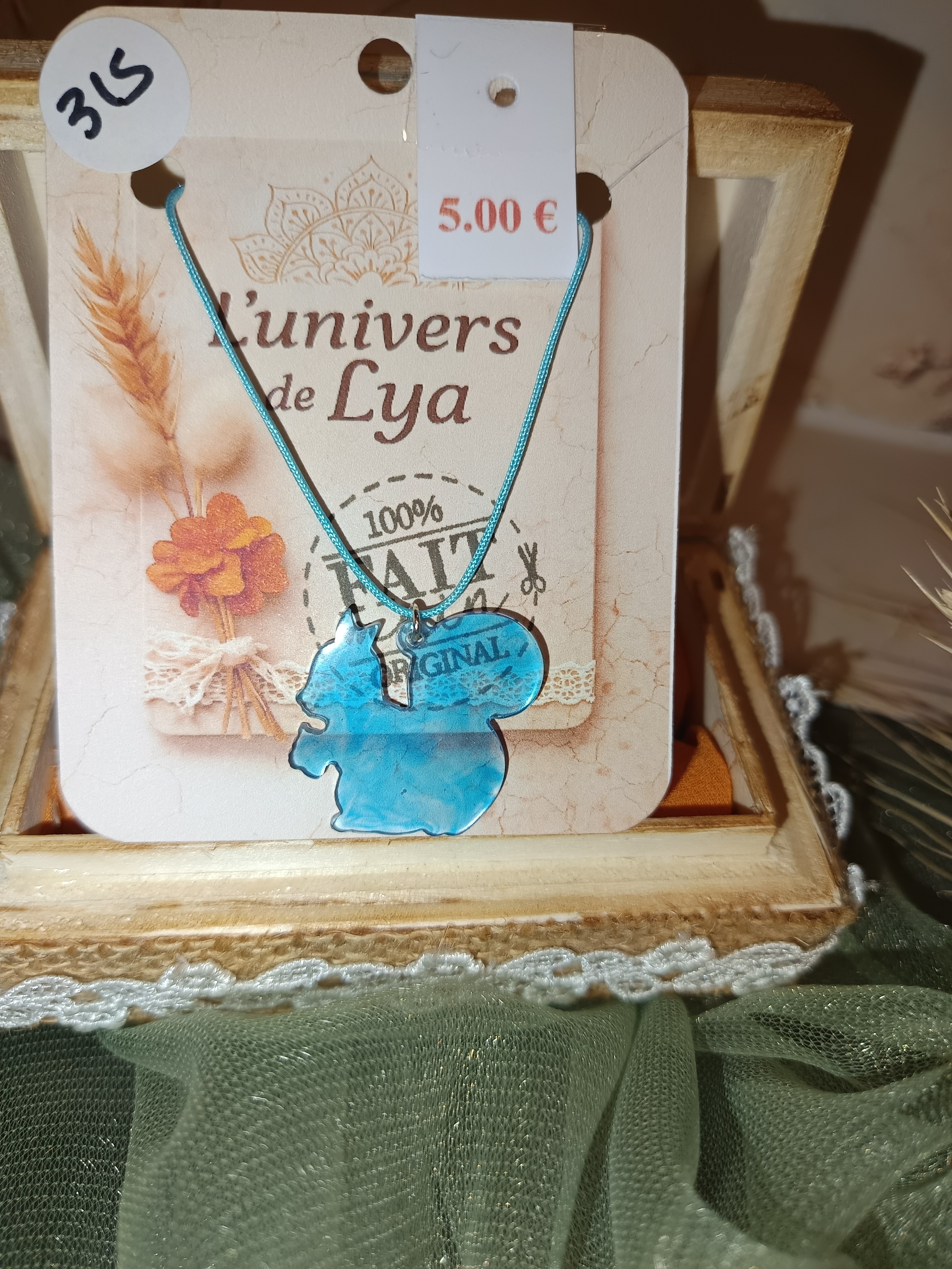 Collier écureuil bleu fait main – Bijou artisanal animal en résine – Création L’univers de Lya