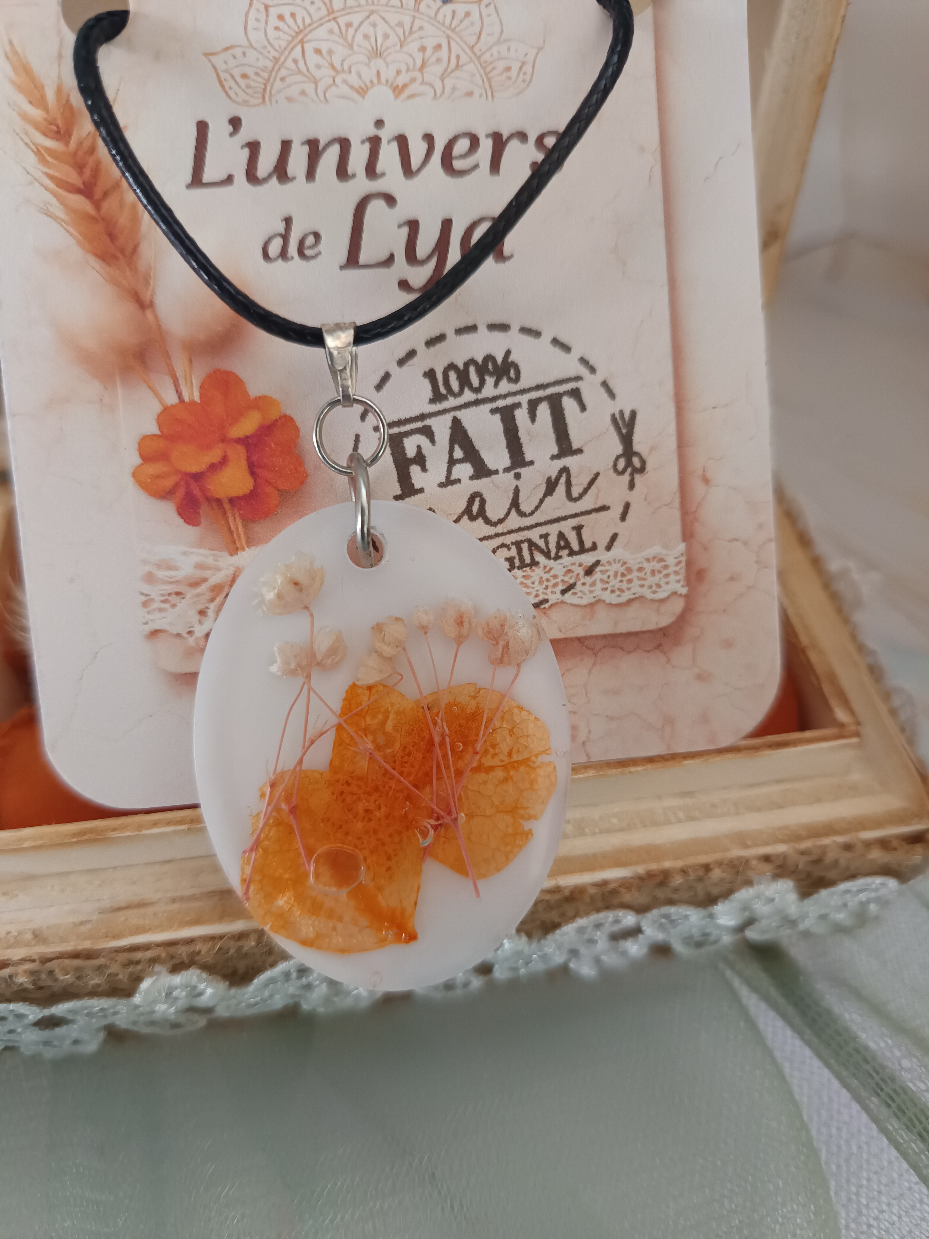 Collier artisanal en résine blanche avec fleurs orangées séchées – Pendentif ovale bohème naturel
