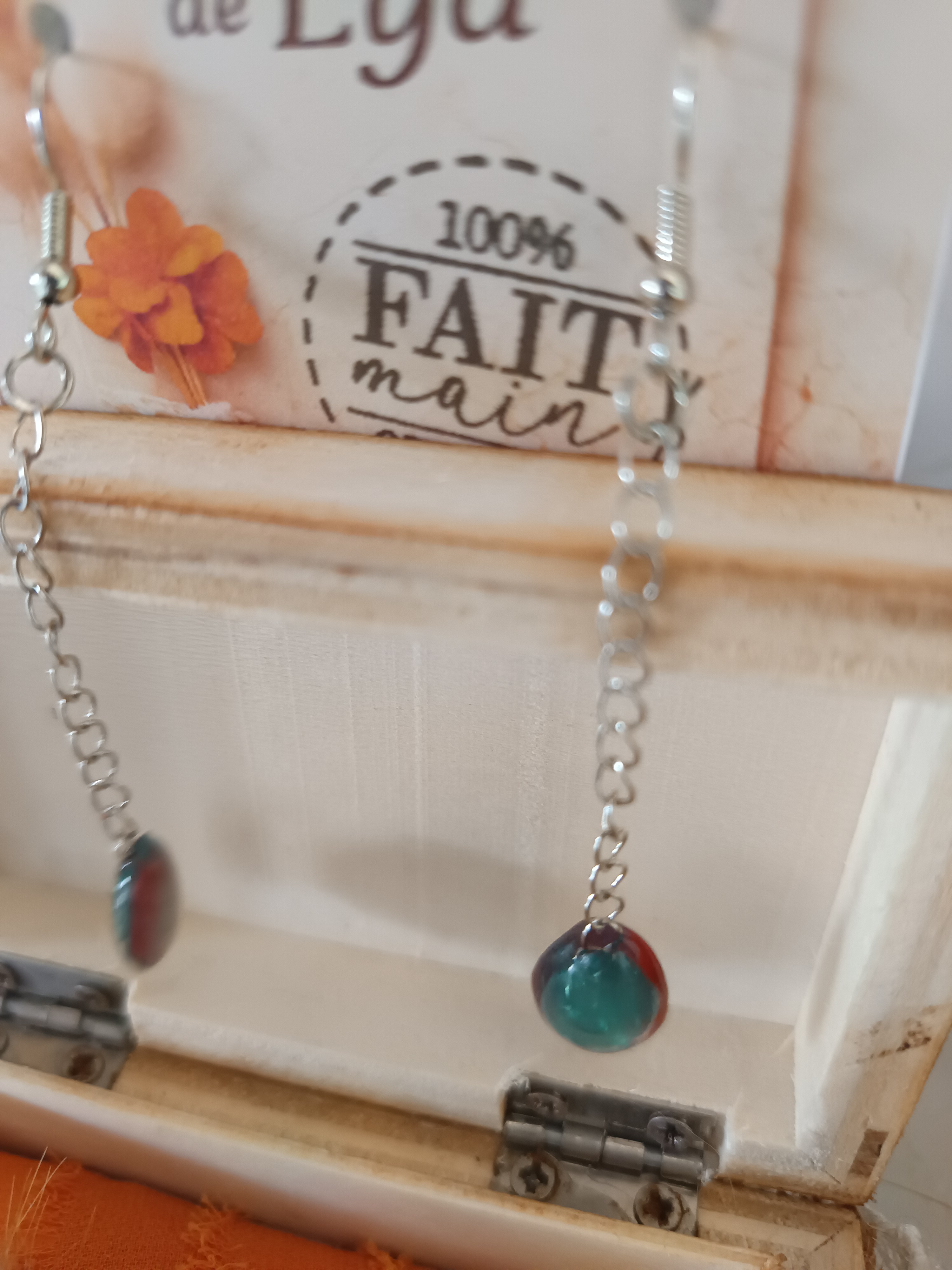 Boucles d’oreilles gouttes bicolores fait main – Bijoux artisanaux en résine – L’univers de Lya