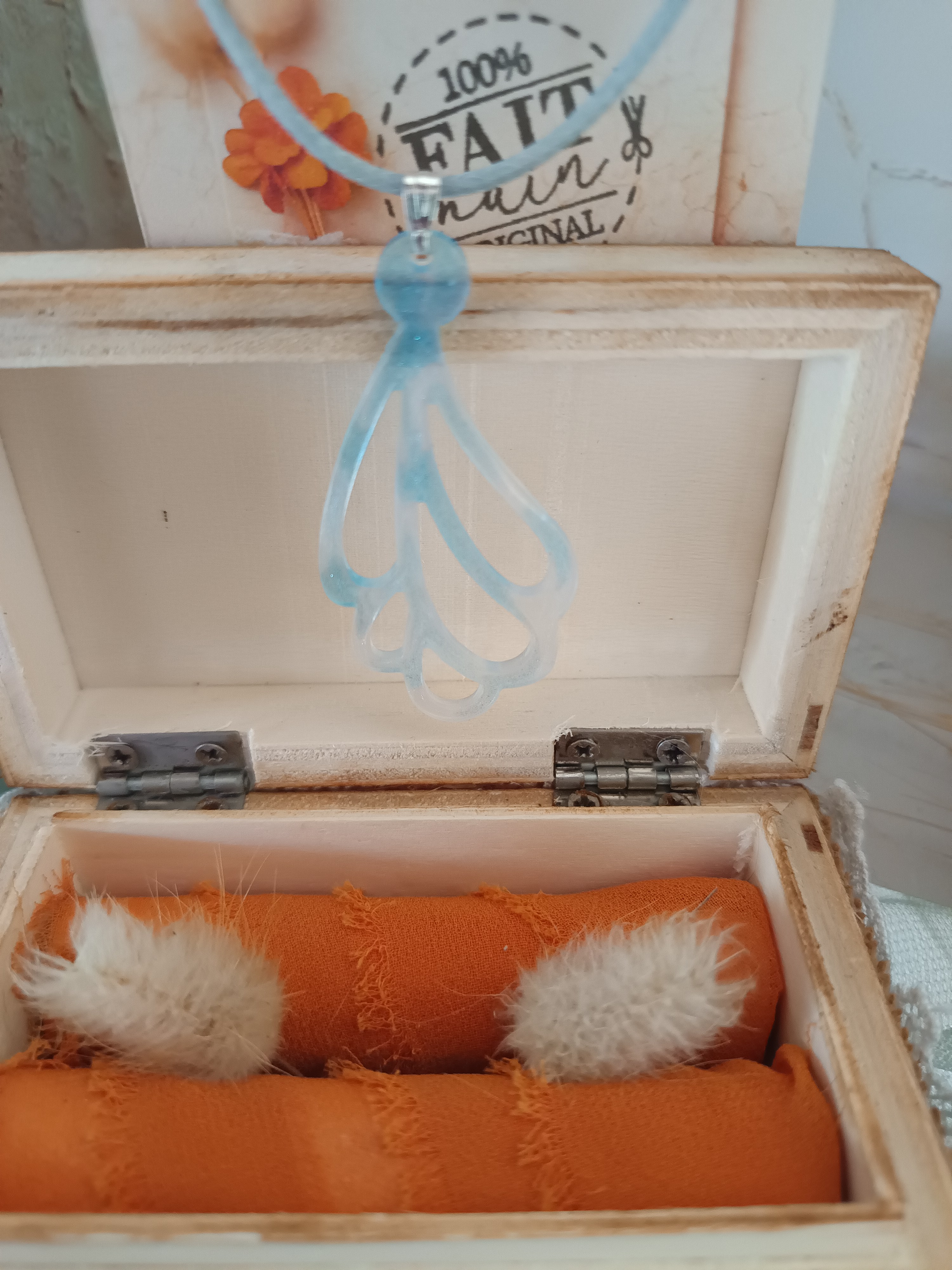 Collier résine bleu abstrait fait main – Bijou artistique moderne femme – Création L’univers de Lya